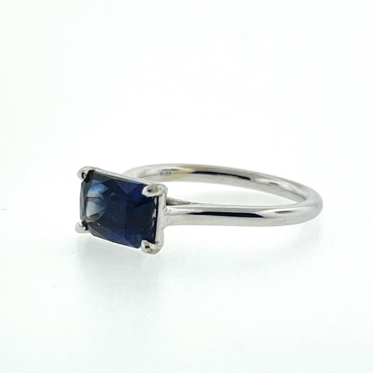 Emerald Blue Sapphire Solitaire Ring In New Condition For Sale In Los Angeles, CA