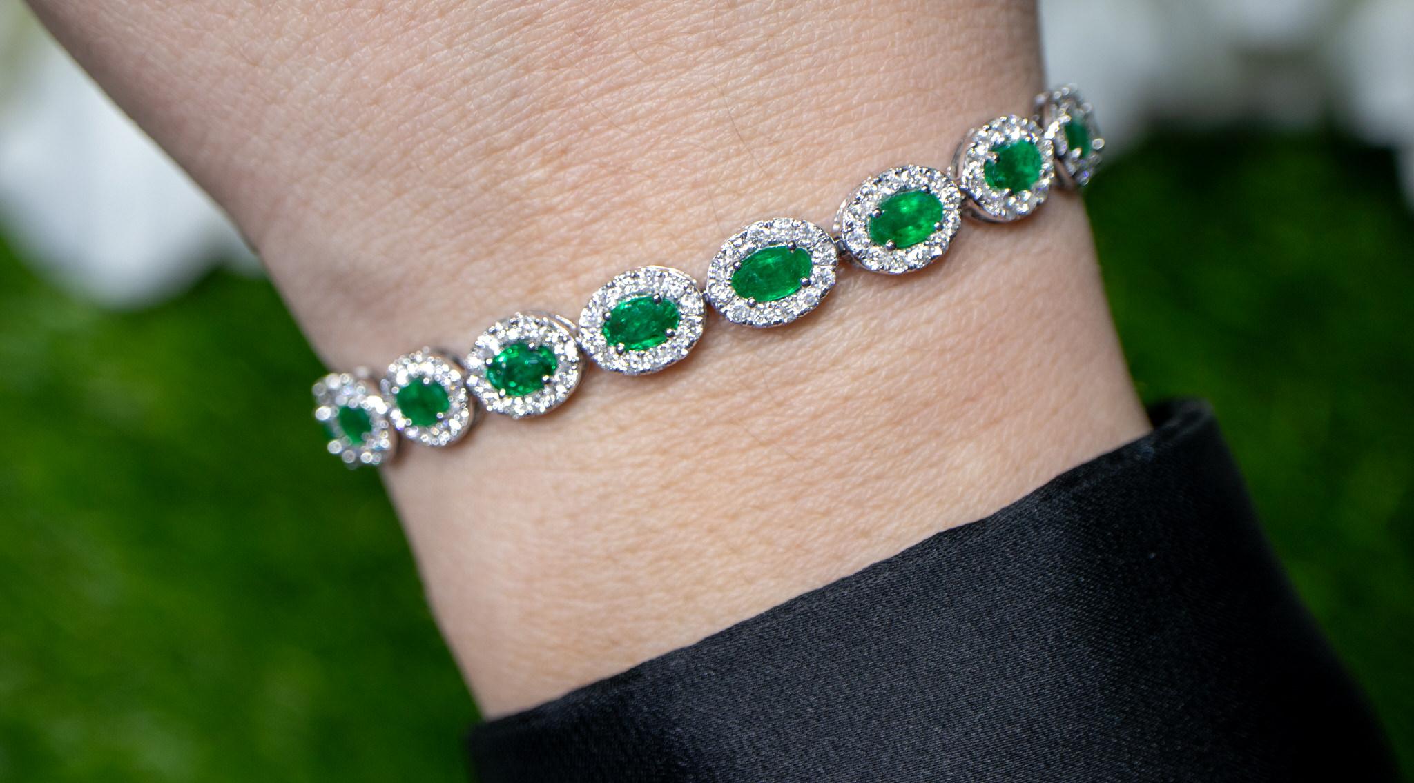Es kommt mit dem Gemmologischen Gutachten von GIA GG/AJP
Alle Edelsteine sind natürlich
Smaragde = 5,06 Karat
Diamanten = 3,34 Karat
Metall: 18K Weißgold
Länge: 7 Zoll
Breite: 0,26 Zoll