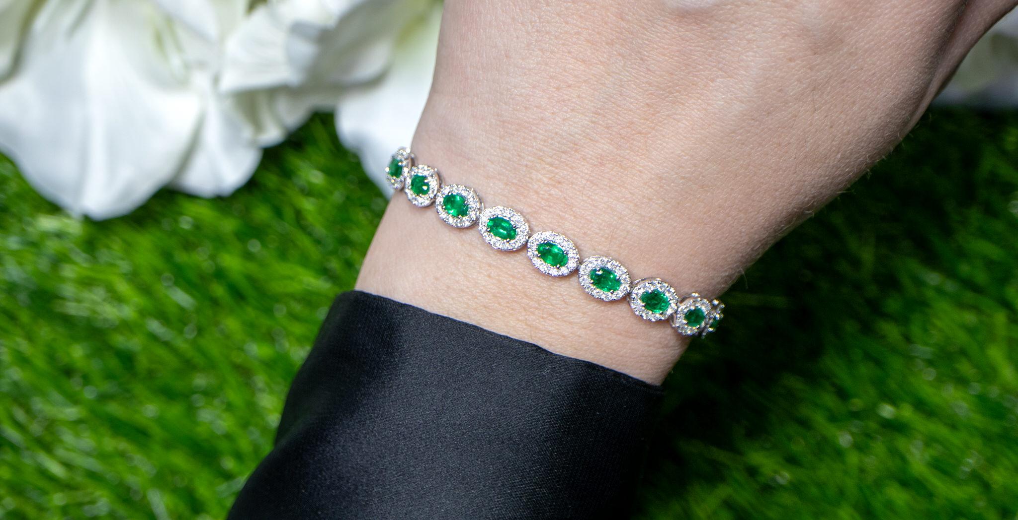 Contemporary Emerald Bracelet Diamond Halo 8.4 Carats 18K Gold For Sale