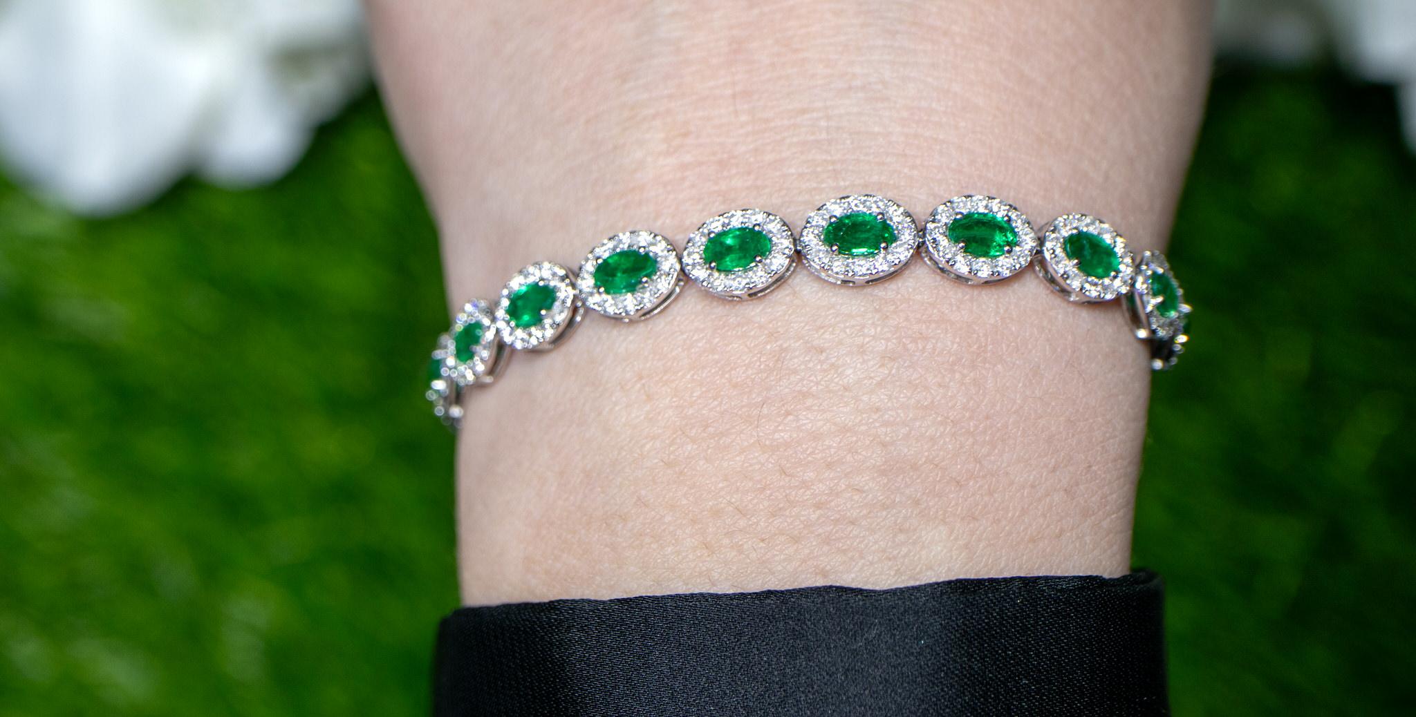 Oval Cut Emerald Bracelet Diamond Halo 8.4 Carats 18K Gold For Sale