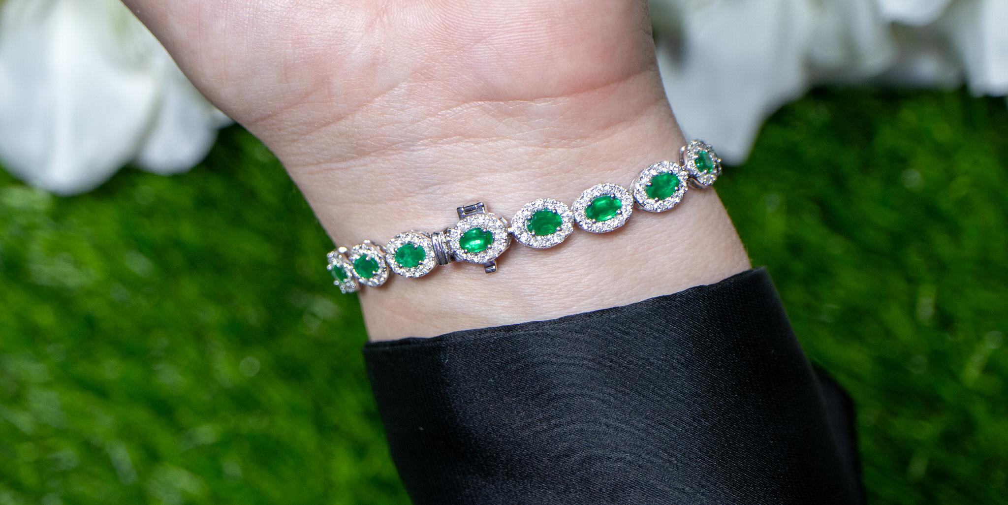 Smaragd-Armband Diamant-Halo 8,4 Karat 18K Gold im Zustand „Hervorragend“ im Angebot in Aliso Viejo, CA