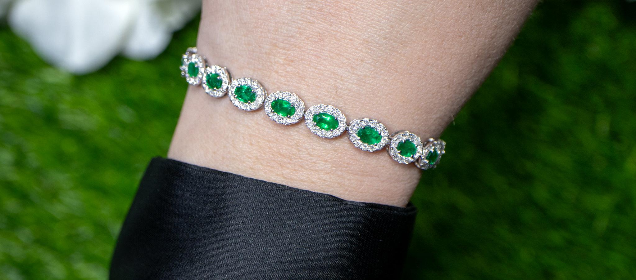 Women's or Men's Emerald Bracelet Diamond Halo 8.4 Carats 18K Gold For Sale