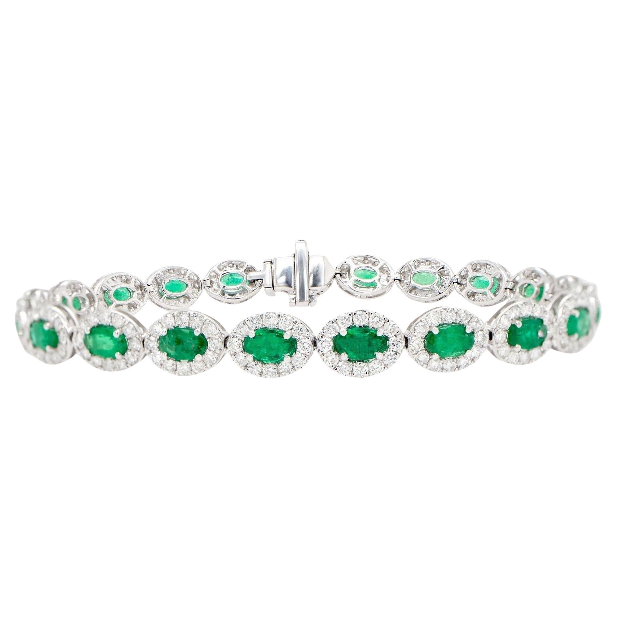 Bracelet émeraude halo de 8,4 carats en or 18 carats