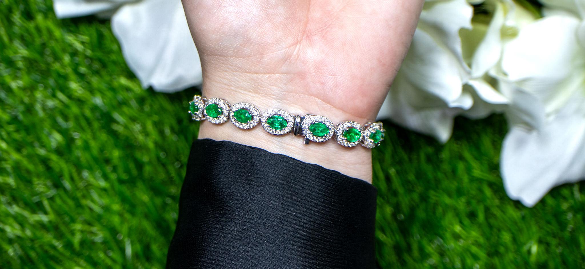 Contemporary Emerald Bracelet Diamond Halo 9.76 Carats 18K Gold For Sale