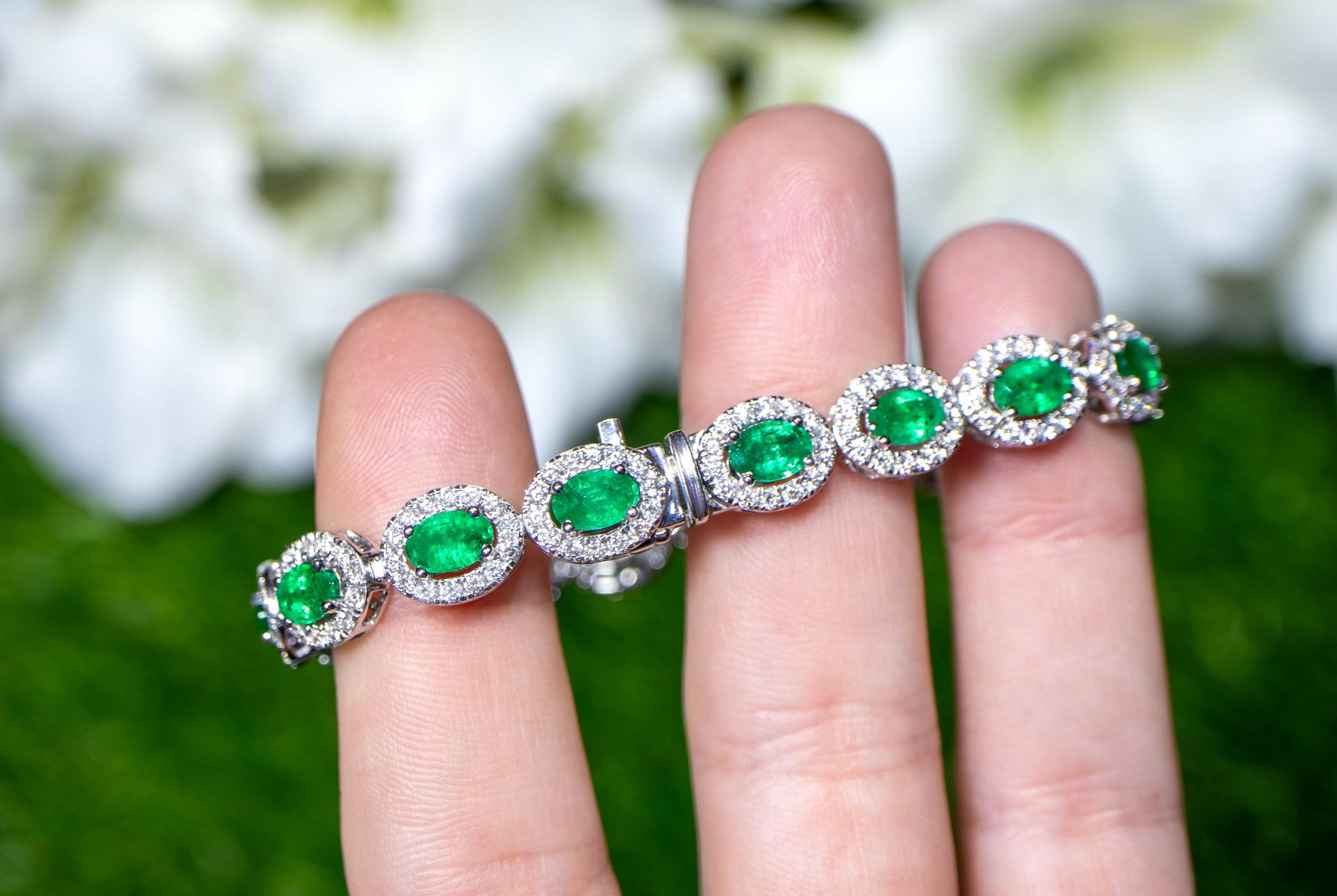 Women's or Men's Emerald Bracelet Diamond Halo 9.76 Carats 18K Gold For Sale