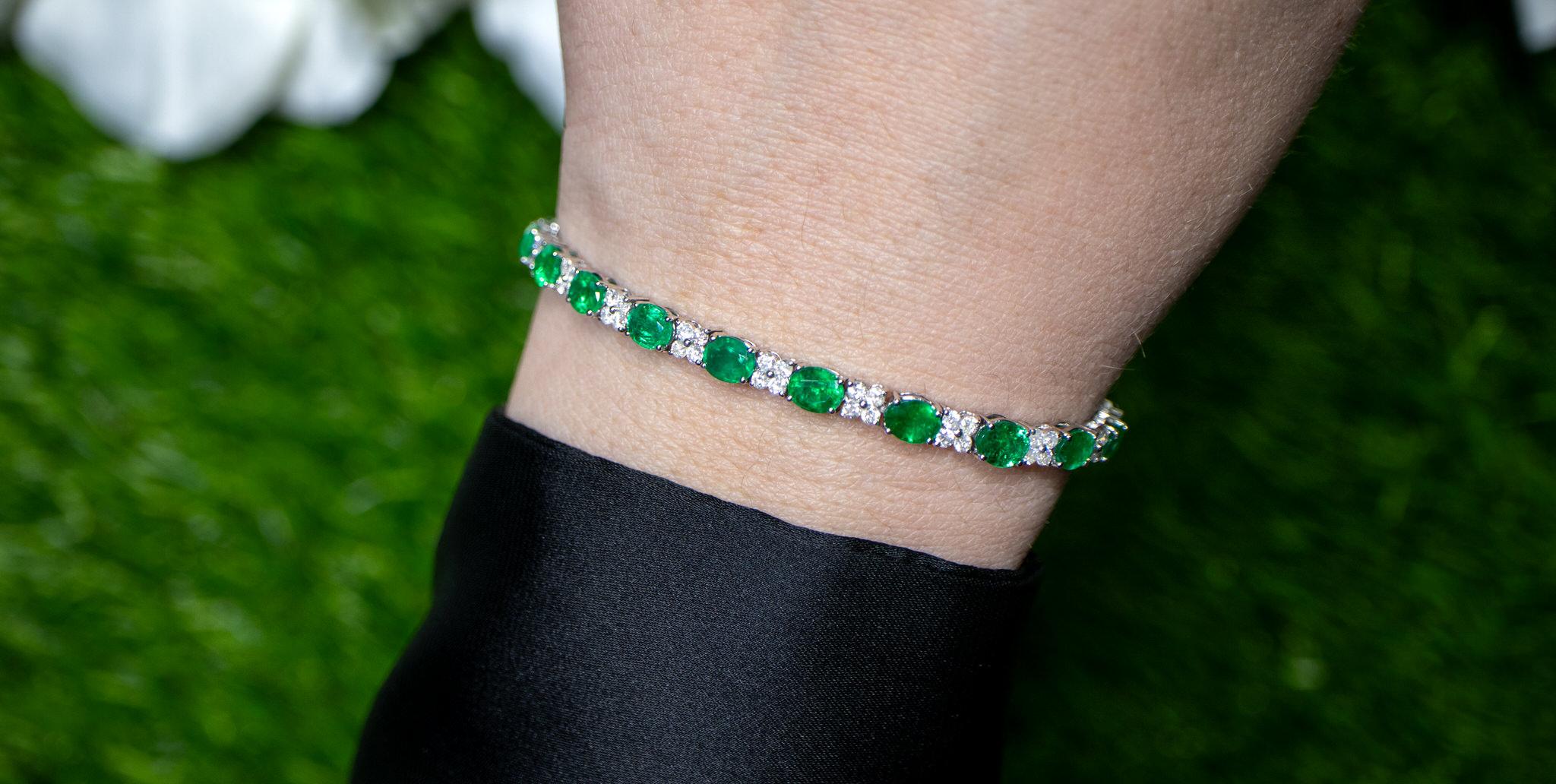 Modern Emerald Bracelet Diamond Links 8.5 Carats 18K White Gold For Sale