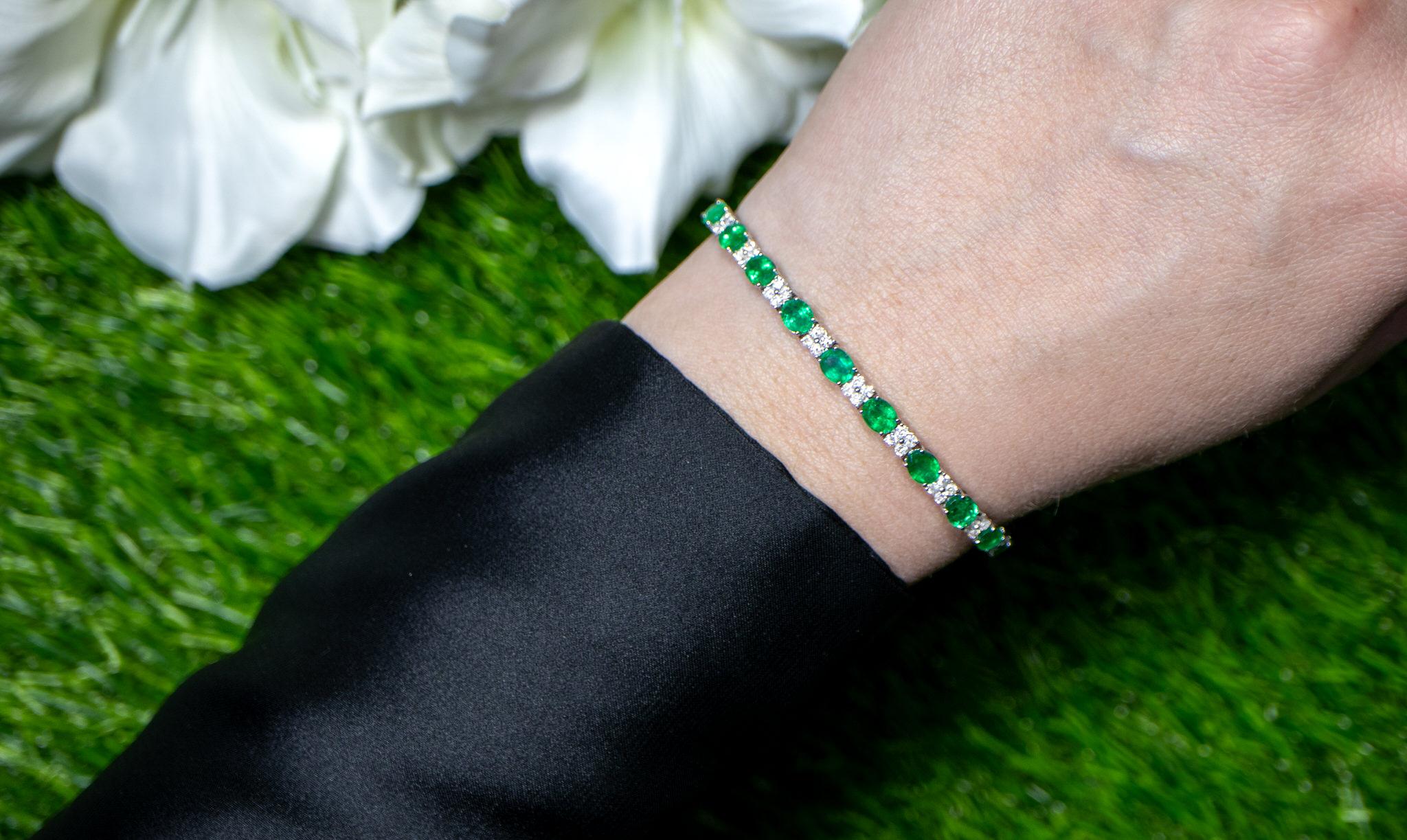 Smaragd-Armband Diamant-Glieder 8,5 Karat 18K Weißgold (Ovalschliff) im Angebot