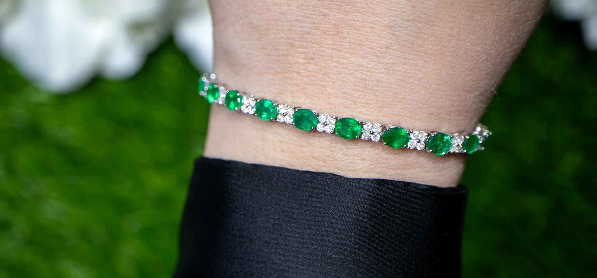 Emerald Bracelet Diamond Links 8.5 Carats 18K White Gold In Excellent Condition For Sale In Aliso Viejo, CA
