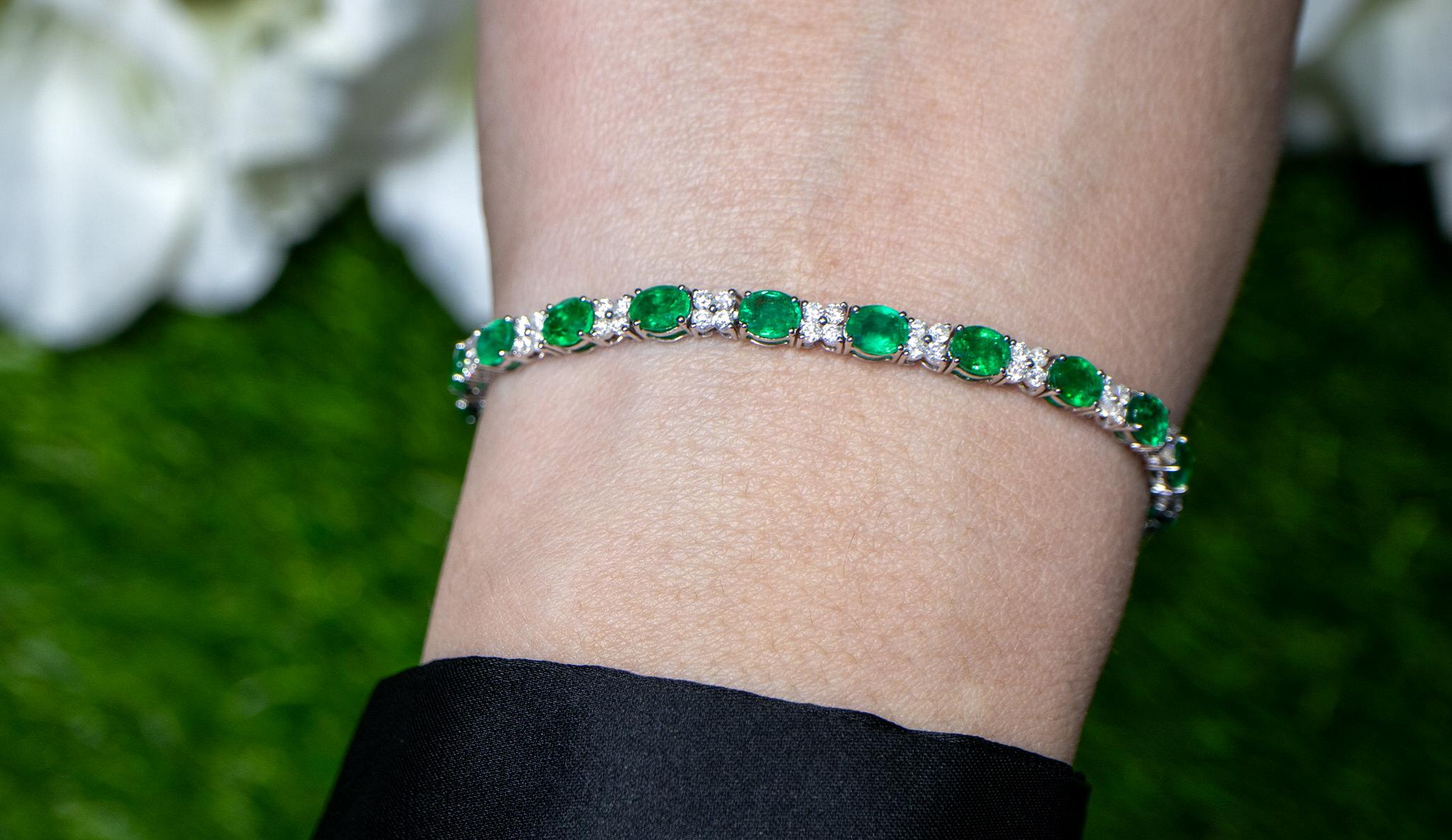 Women's or Men's Emerald Bracelet Diamond Links 8.5 Carats 18K White Gold For Sale