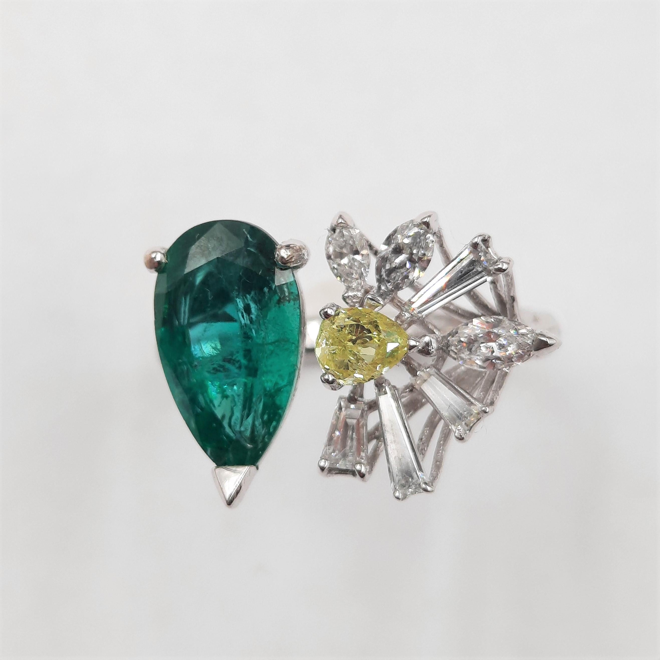 Diamantring mit Smaragd im Brillantschliff aus 18 Karat Weißgold (Zeitgenössisch) im Angebot