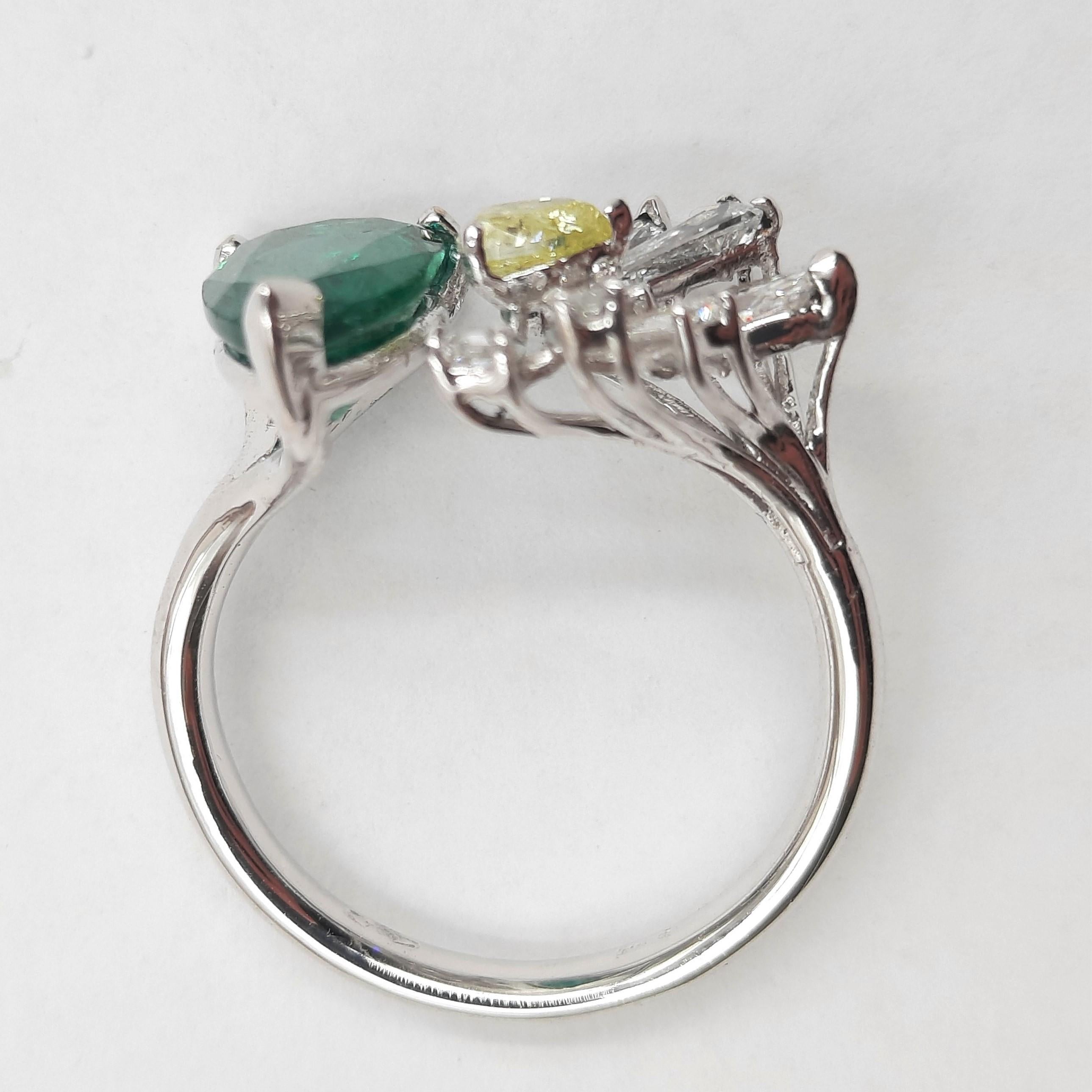 Diamantring mit Smaragd im Brillantschliff aus 18 Karat Weißgold im Zustand „Neu“ im Angebot in Marcianise, CE, IT