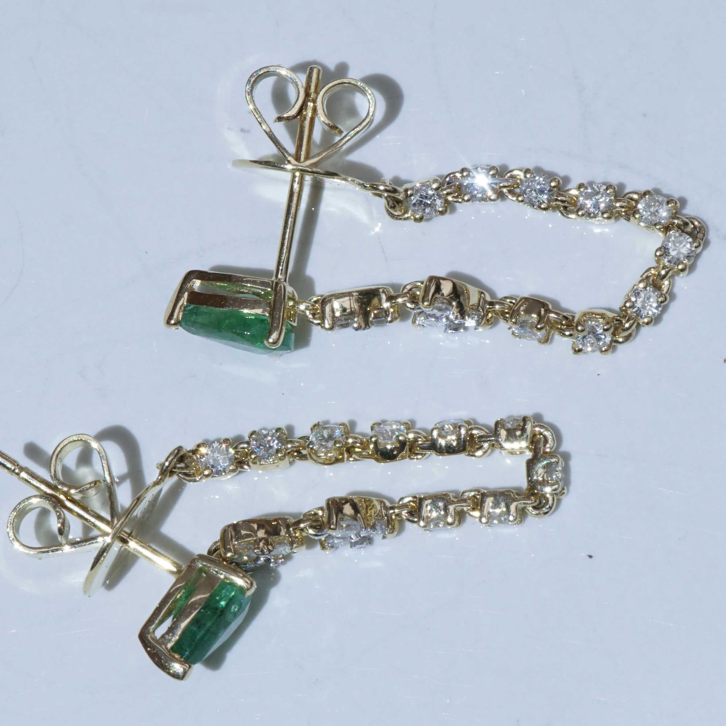 very trendy chain earrings with plugs in the shape of emerald drops total ca. 0.70 ct, beautiful emerald color, with pendants from a brilliant-cut diamond chain, fixed at the back of the crabs, 30 full-cut diamonds total ca. 0.60 ct, W (white) /