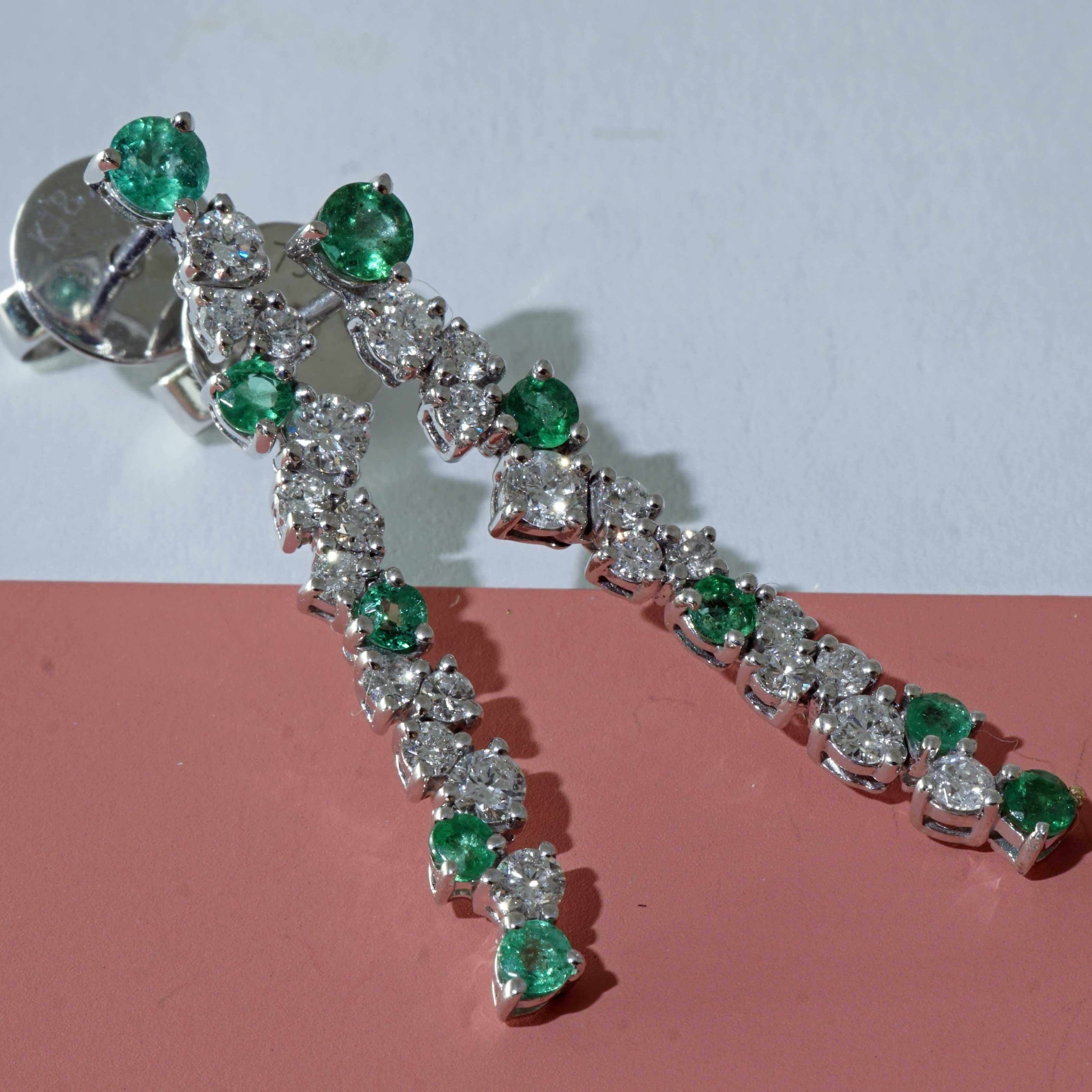 Smaragd-Brillant-Ohrringe für einen glorreichen Auftritt 0,40 ct 0,56 ct 27 x 4 mm im Angebot 4