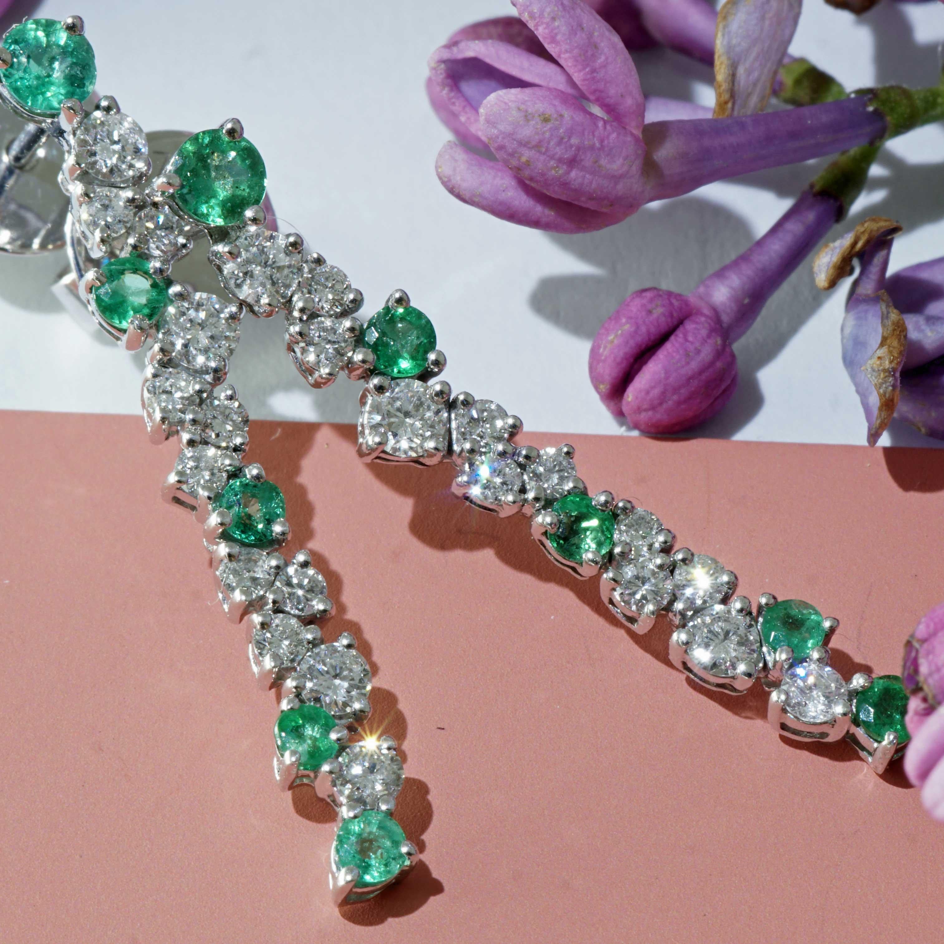 Smaragd-Brillant-Ohrringe für einen glorreichen Auftritt 0,40 ct 0,56 ct 27 x 4 mm im Angebot 6