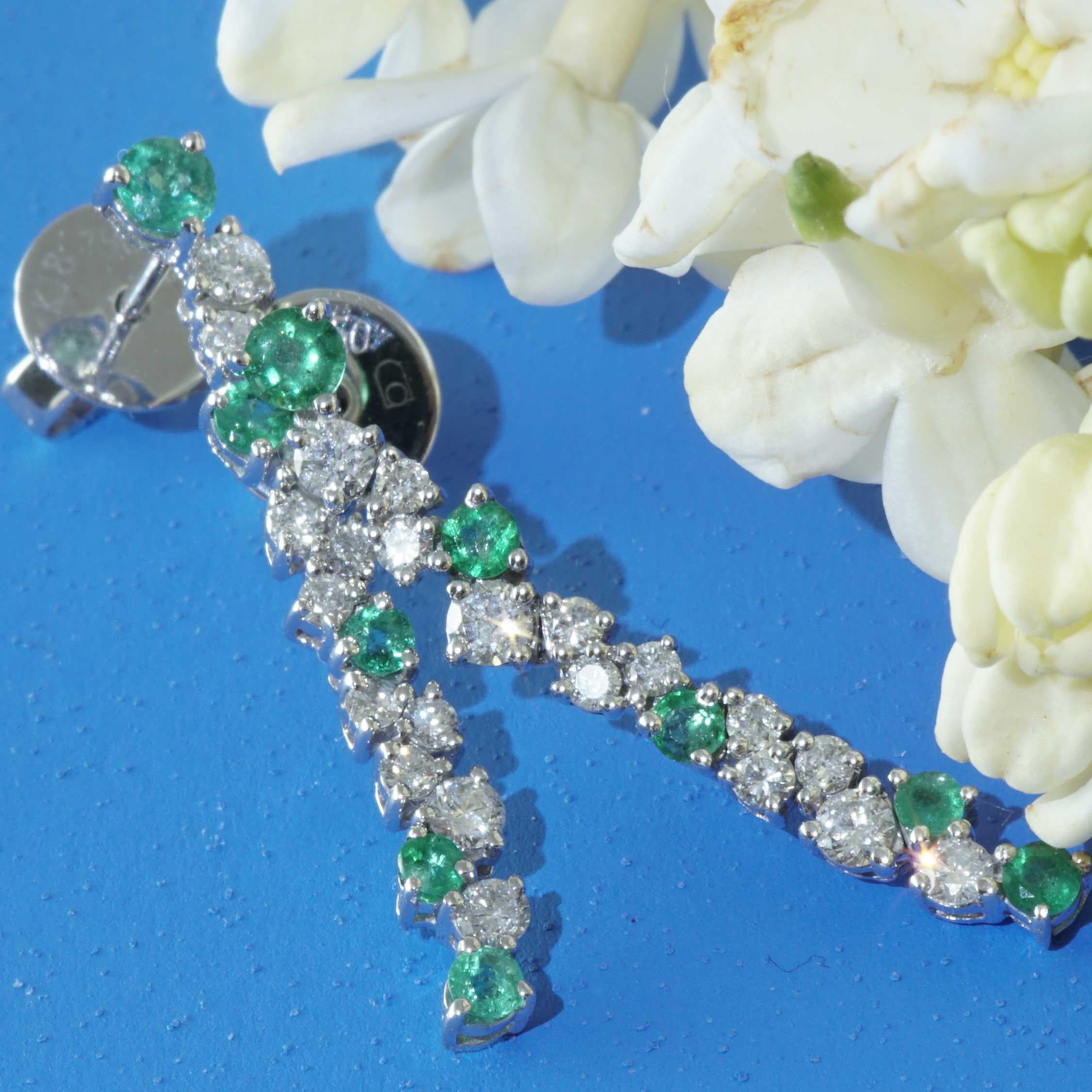 Smaragd-Brillant-Ohrringe für einen glorreichen Auftritt 0,40 ct 0,56 ct 27 x 4 mm im Angebot 7
