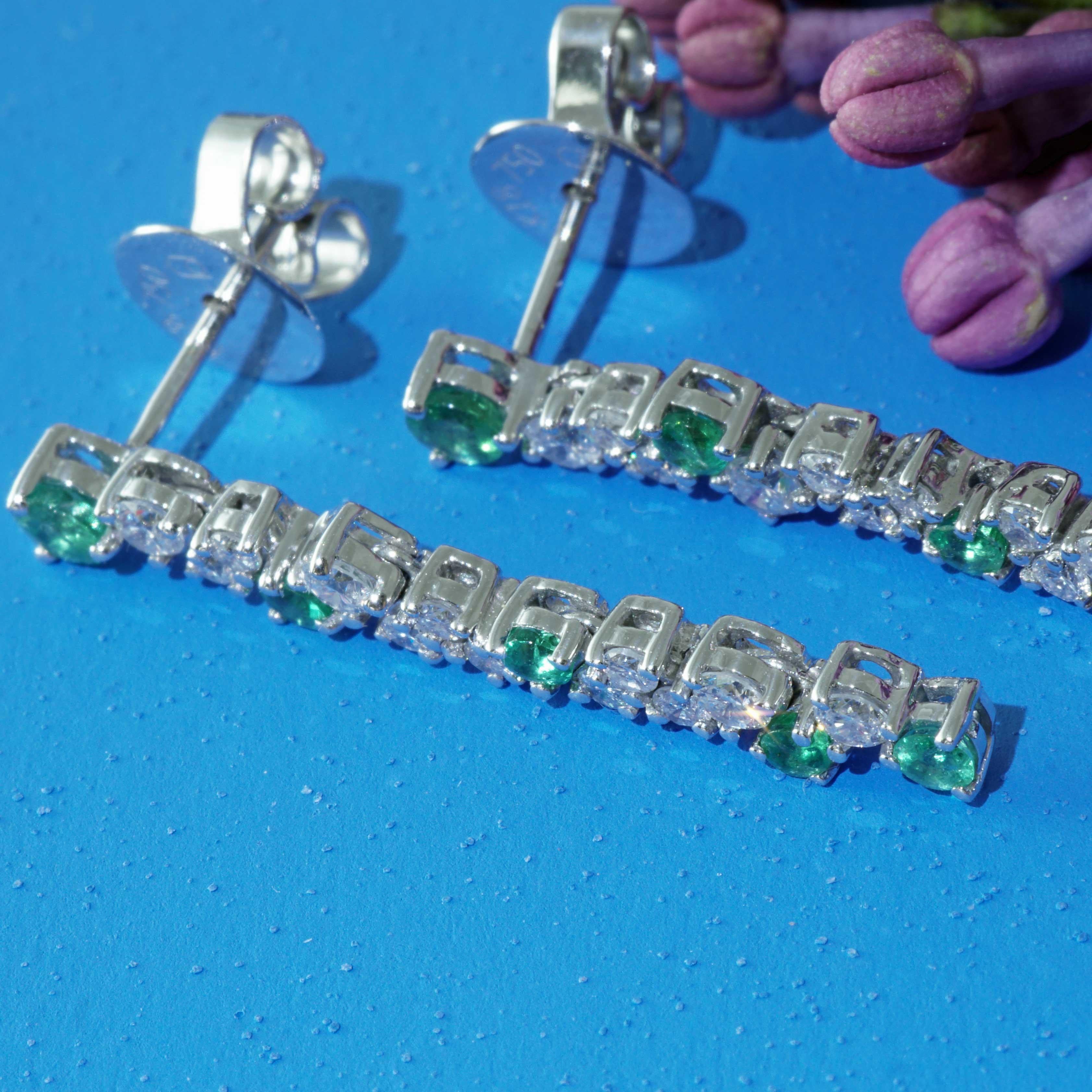 Smaragd-Brillant-Ohrringe für einen glorreichen Auftritt 0,40 ct 0,56 ct 27 x 4 mm im Angebot 8