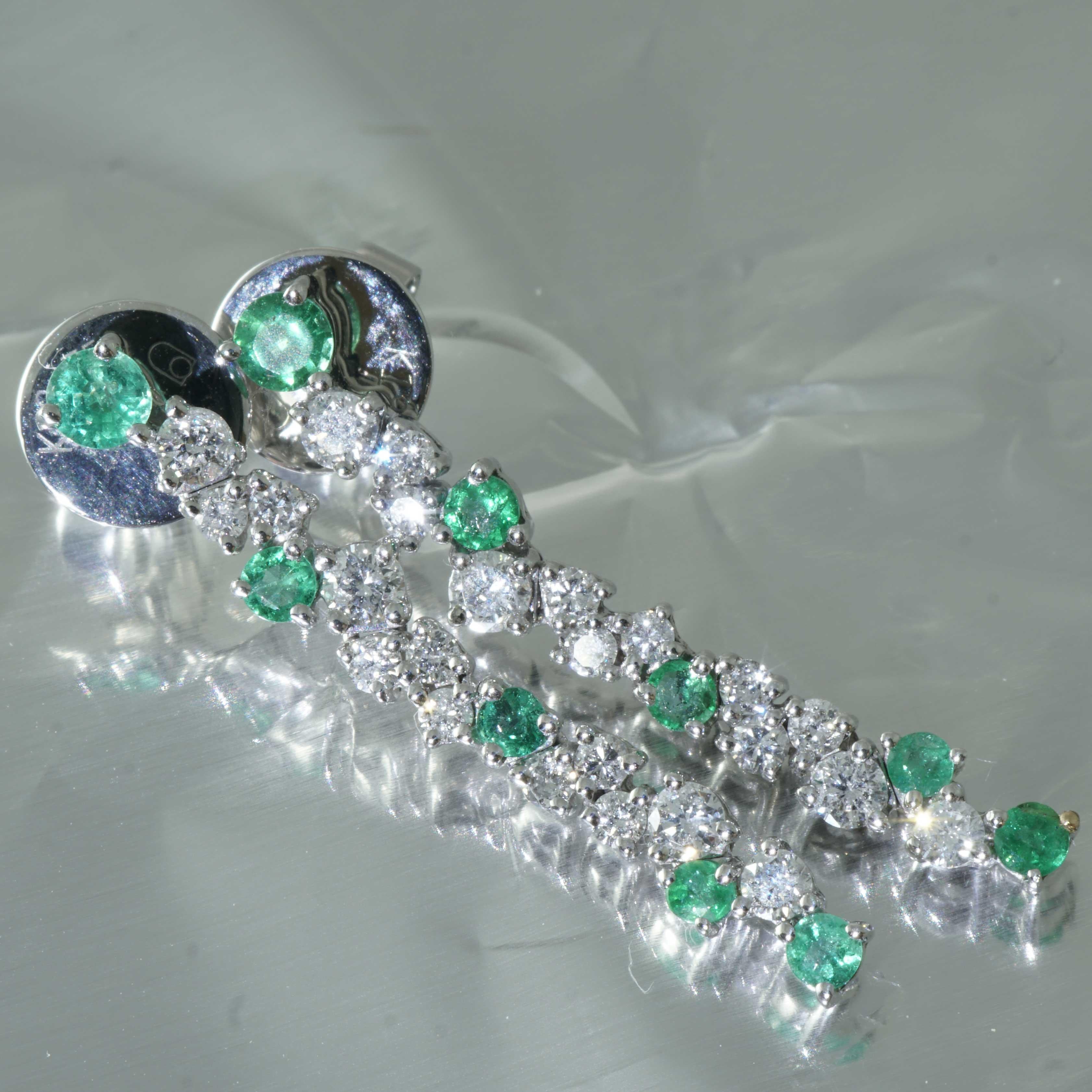 Smaragd-Brillant-Ohrringe für einen glorreichen Auftritt 0,40 ct 0,56 ct 27 x 4 mm im Angebot 9