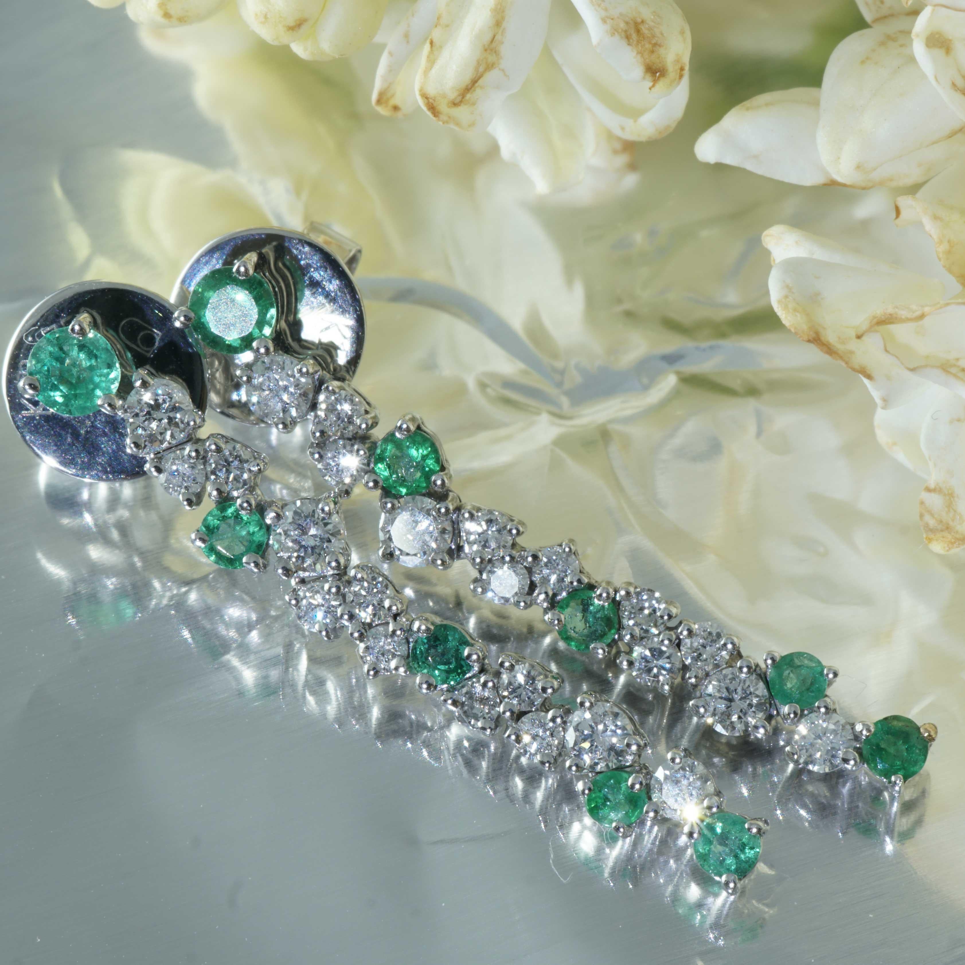 Smaragd-Brillant-Ohrringe für einen glorreichen Auftritt 0,40 ct 0,56 ct 27 x 4 mm im Angebot 10