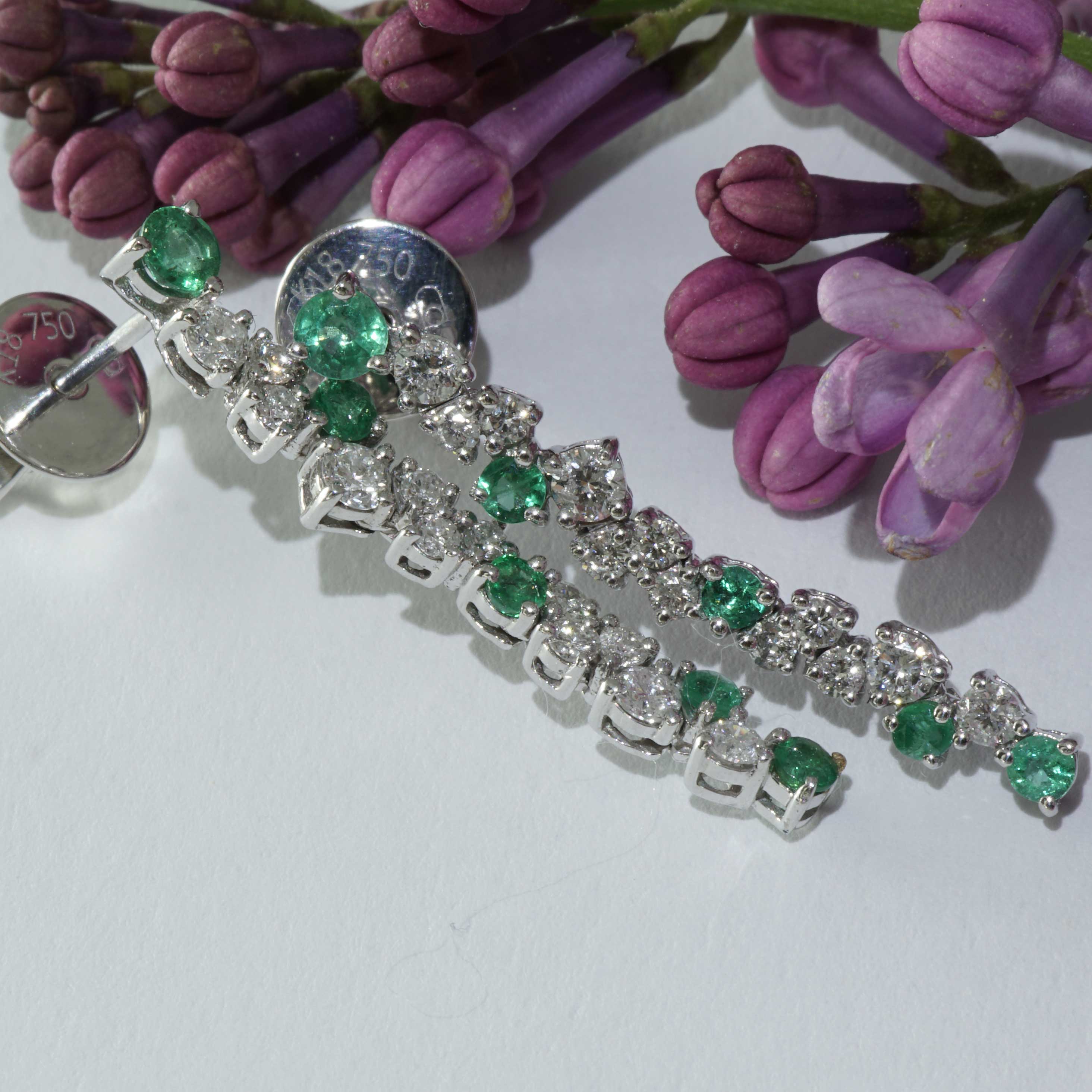 enchanting earrings for a glorious appearance in linear arrangement with staggered set emeralds and brilliant-cut diamonds, 10 round-faced fine emeralds total approx. 0.40 ct, 24 small and larger full-cut brilliant-cut diamonds total approx. 0.56