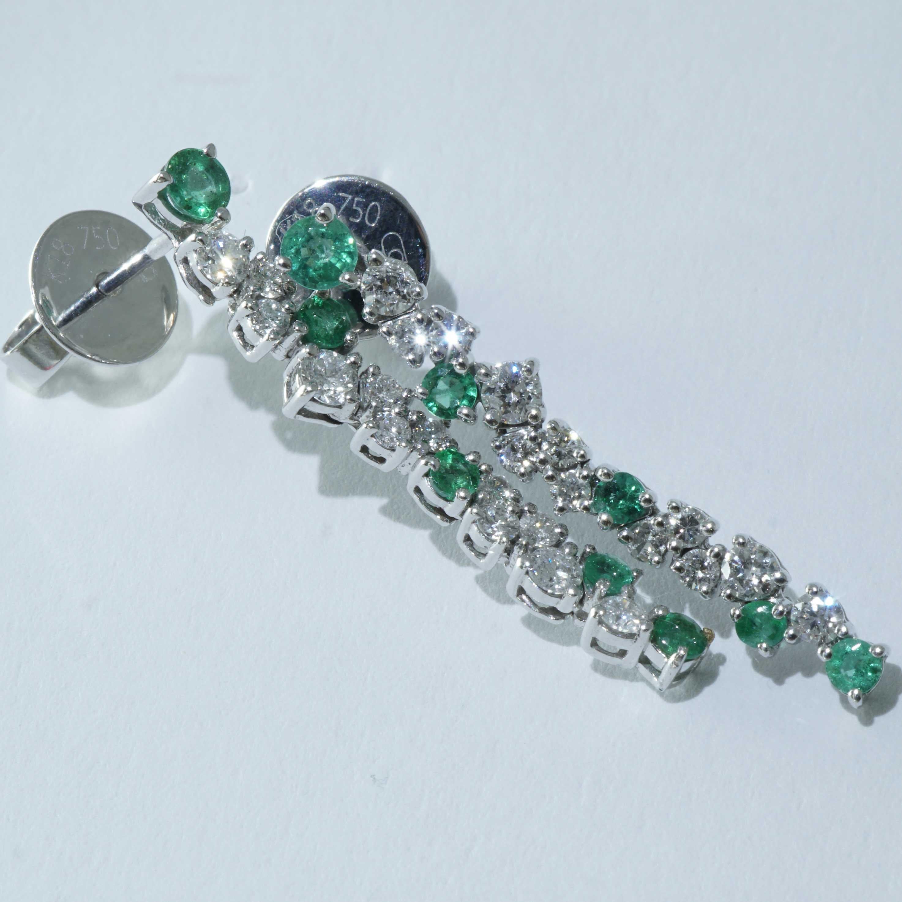 Smaragd-Brillant-Ohrringe für einen glorreichen Auftritt 0,40 ct 0,56 ct 27 x 4 mm im Angebot 2