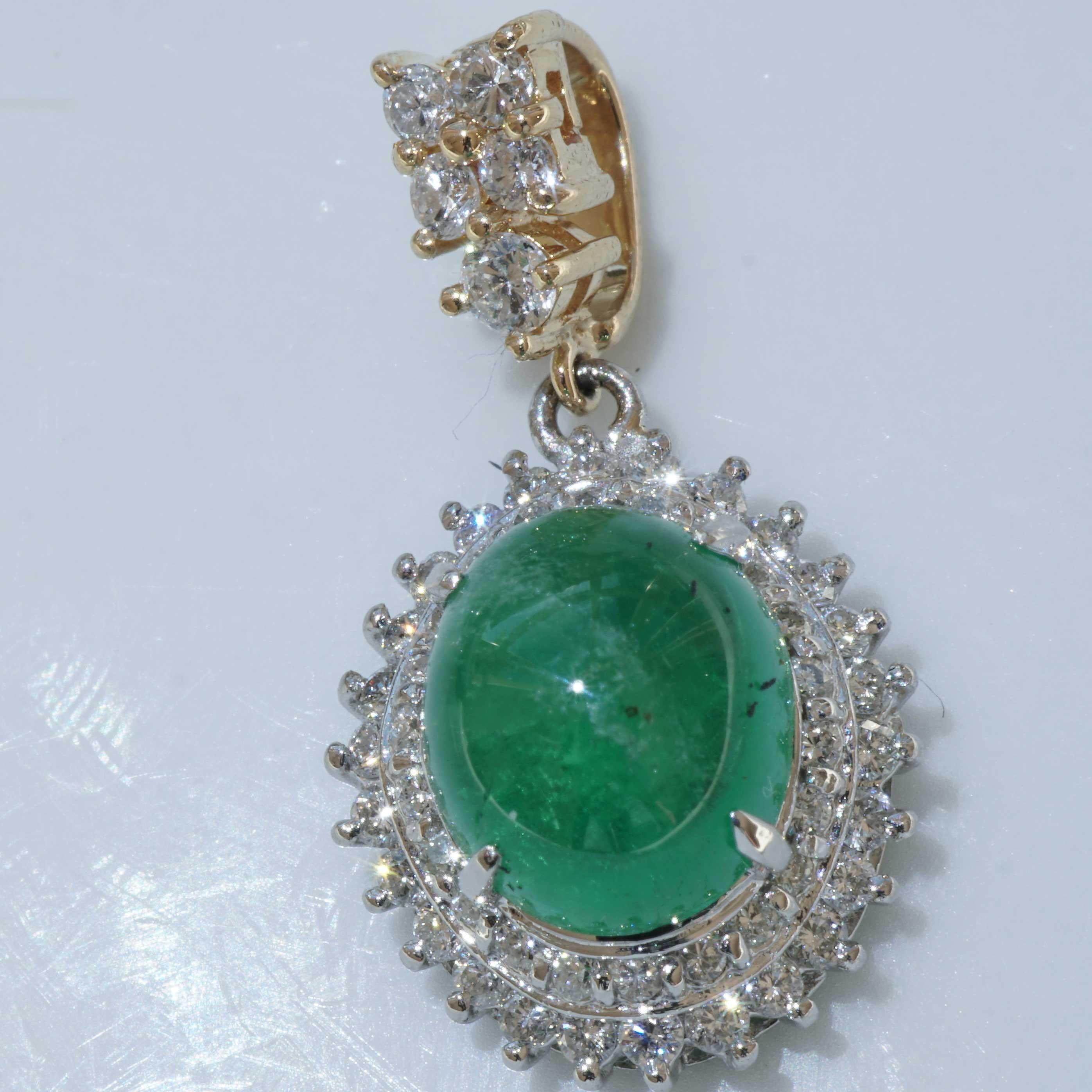 Anhänger mit FINE Smaragd-Cabochon in der begehrten Farbe helles Smaragdgrün von ca. 3,24 ct, AAA+, ca. 10 x 9 x 6 mm groß, Farbverteilung/Glanz/Transparenz sehr gut und umgeben von einem breiten haloartigen Brillantkranz und einer großen