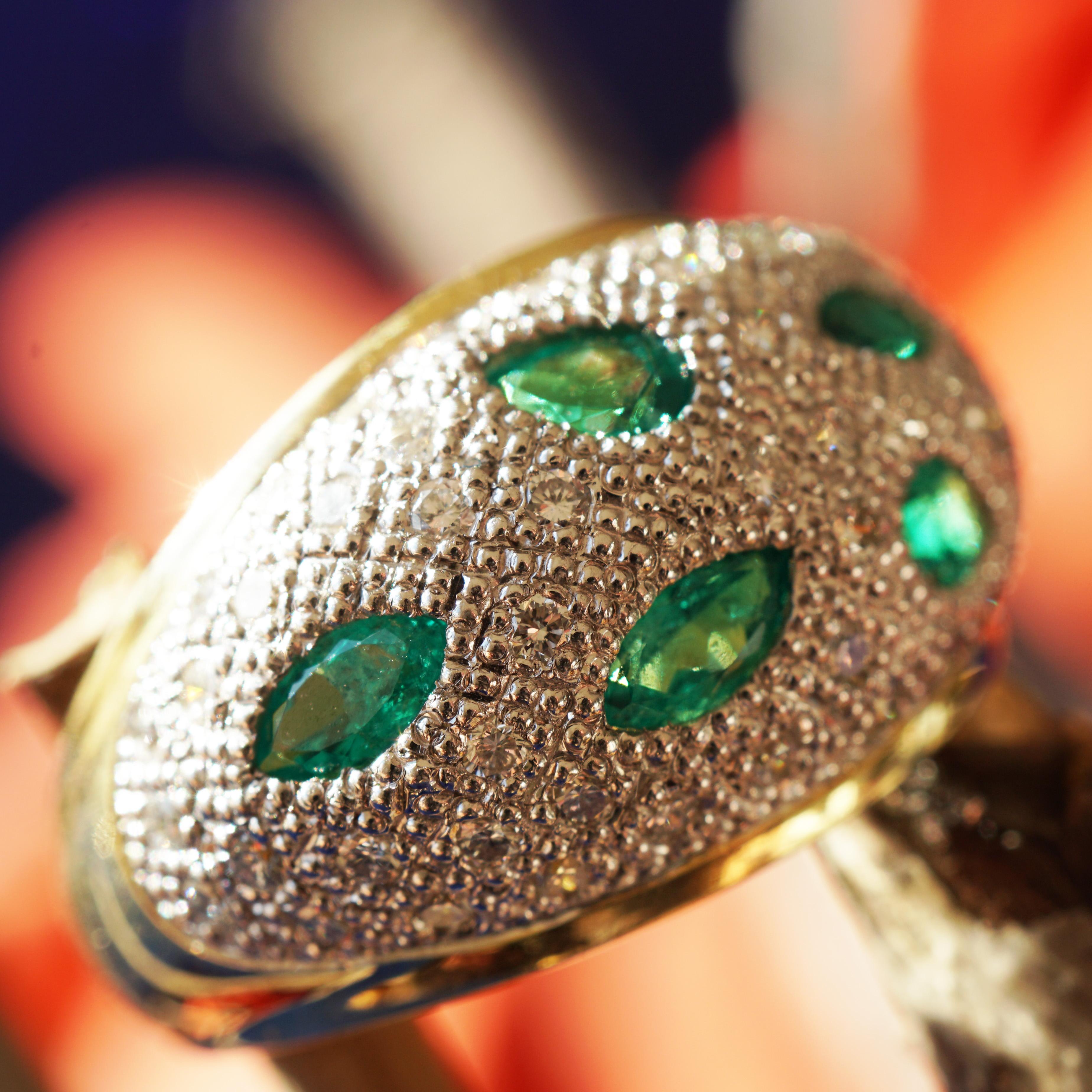 Smaragd Brillant Ring Tigerauge Giftgrüner Smaragd Navetten in Dome Kopf (Brillantschliff) im Angebot