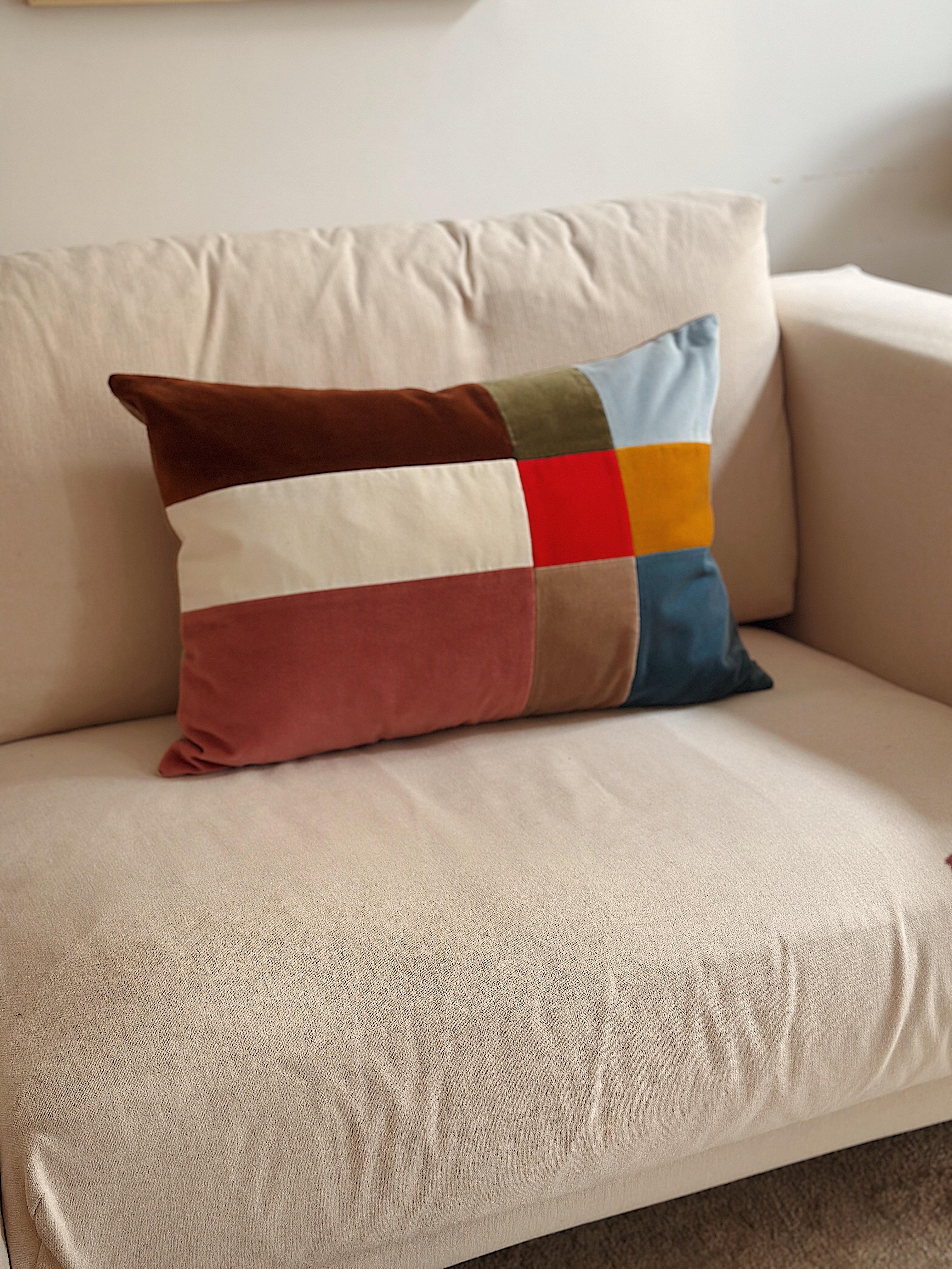 Moderno Cuscino decorativo in velluto deluxe fatto a mano con patchwork marrone smeraldo in vendita
