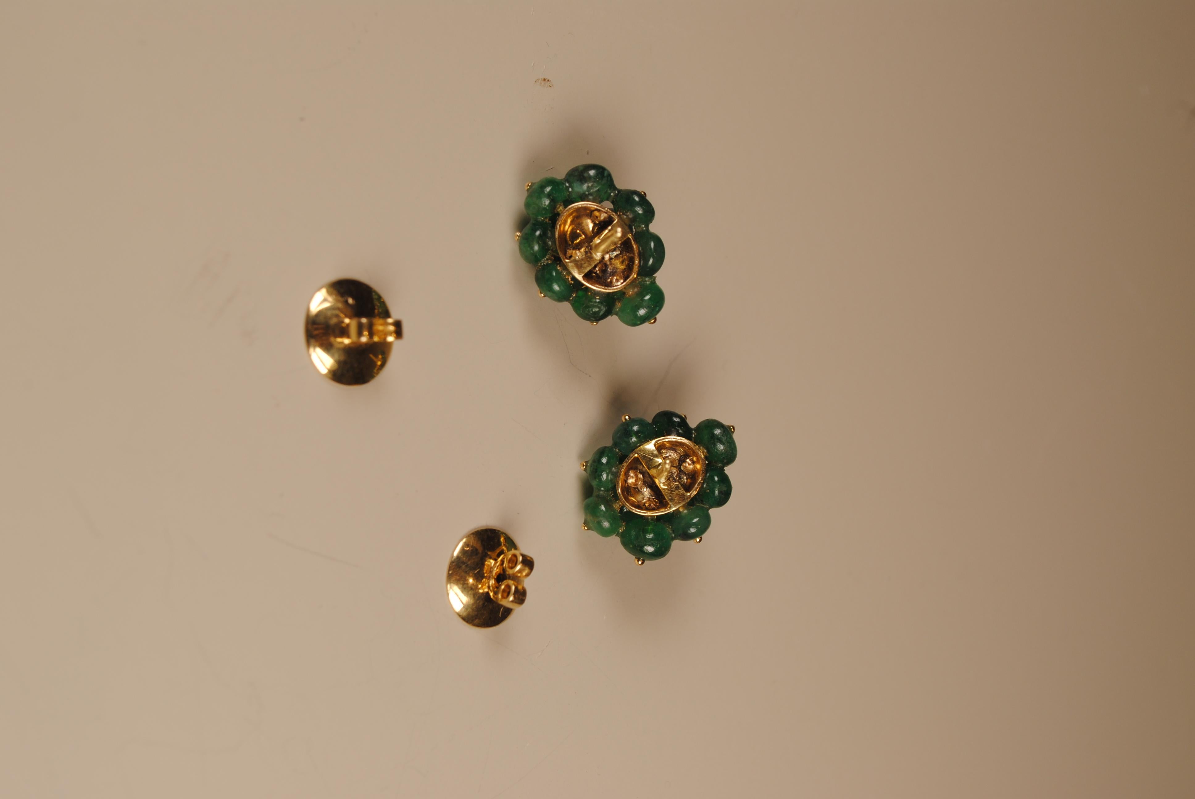 Emerald Burst Earrings in 18 Karat Gold with Diamonds In New Condition For Sale In Mumbai, IN