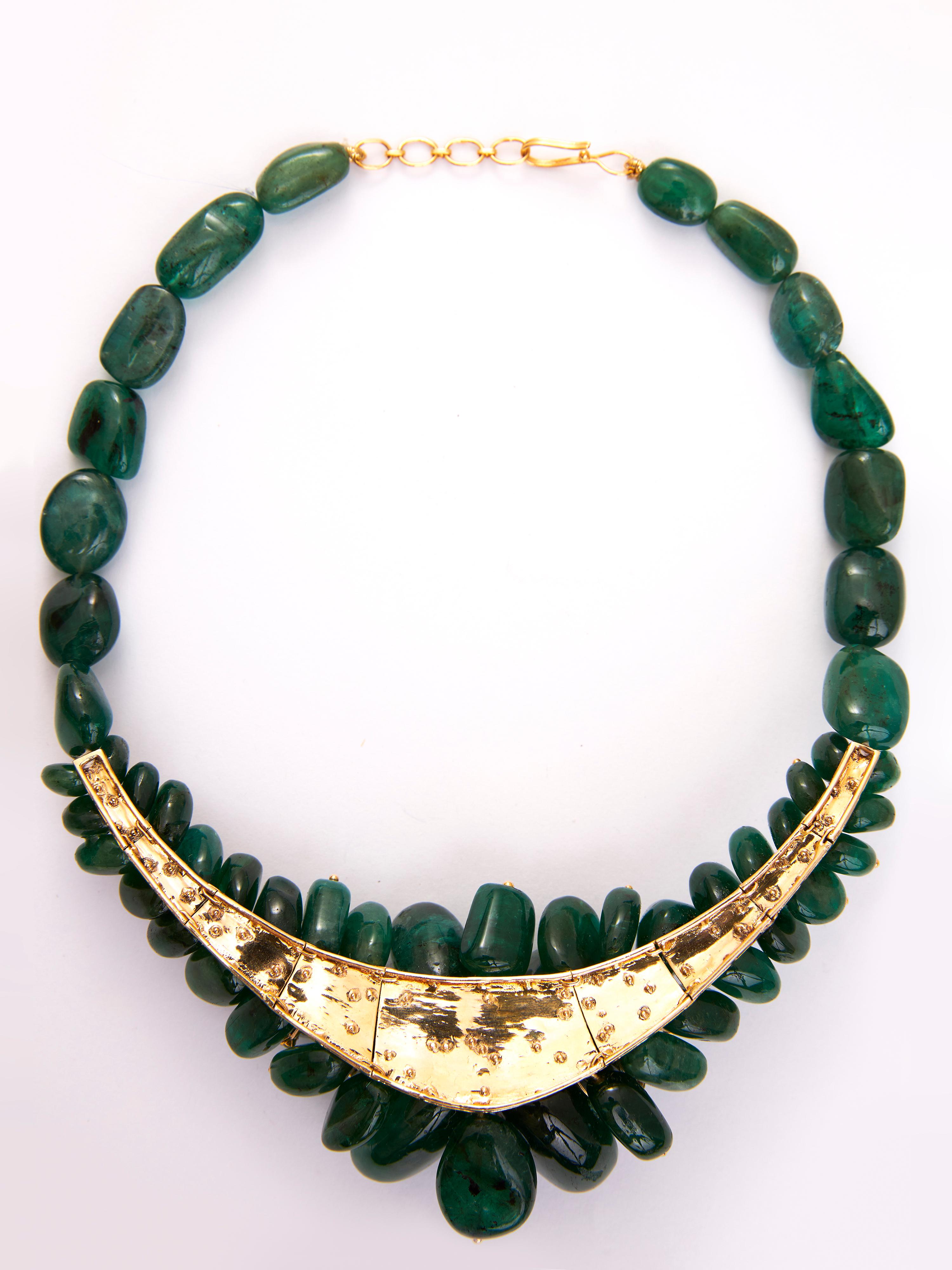 Immerse yourself in the timeless allure of the Emerald Burst Necklace from the Akasa Collection, a true embodiment of elegance and spiritual harmony. Meticulously crafted in 18KT gold with a total weight of 135.950 grams, this exquisite piece