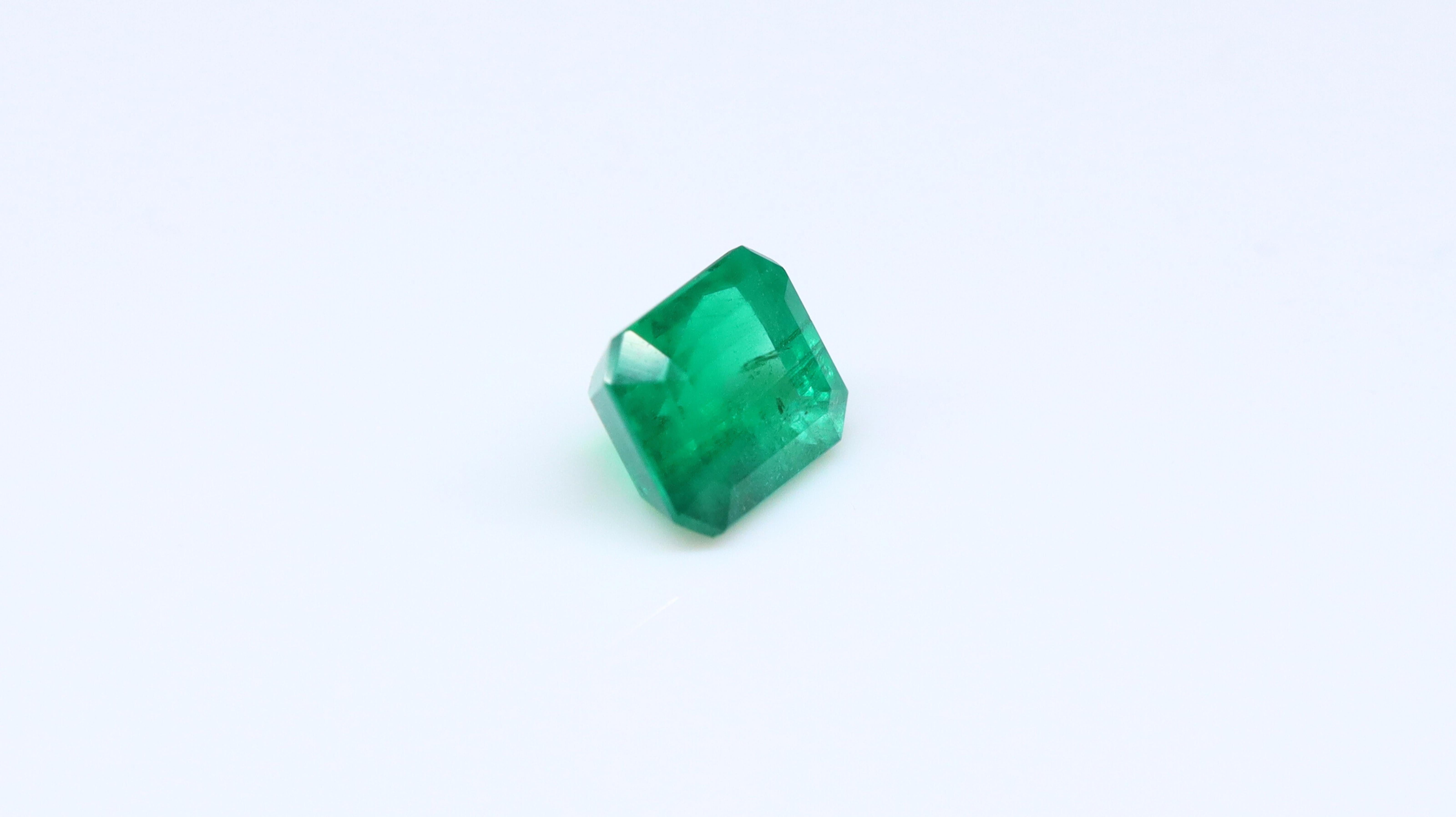 Women's or Men's Emerald ca. 6x5mm 0.71ct For Sale