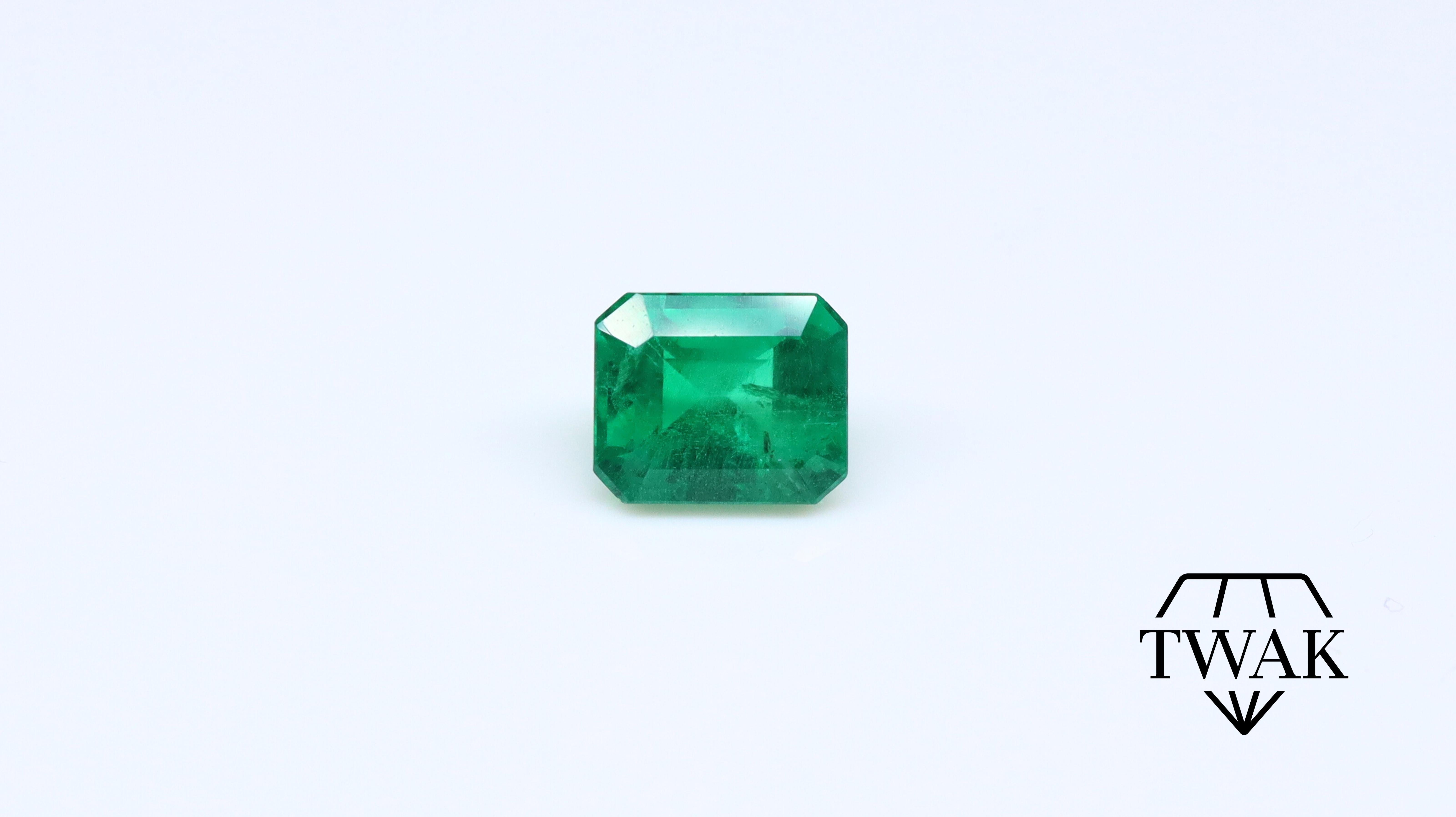 Emerald ca. 6x5mm 0.71ct For Sale 1