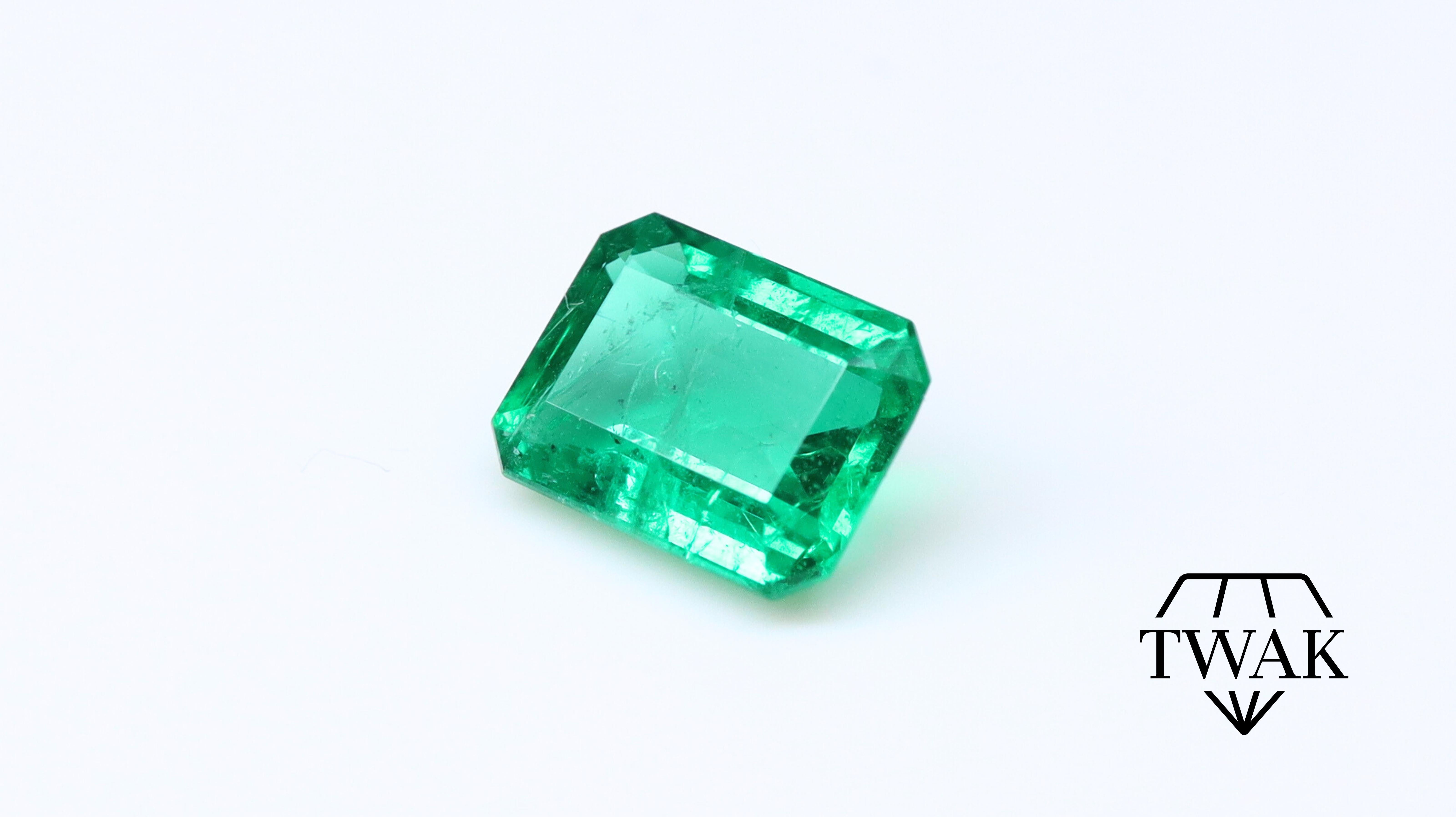 Emerald Cut Emerald ca. 7x5mm 0.98ct For Sale
