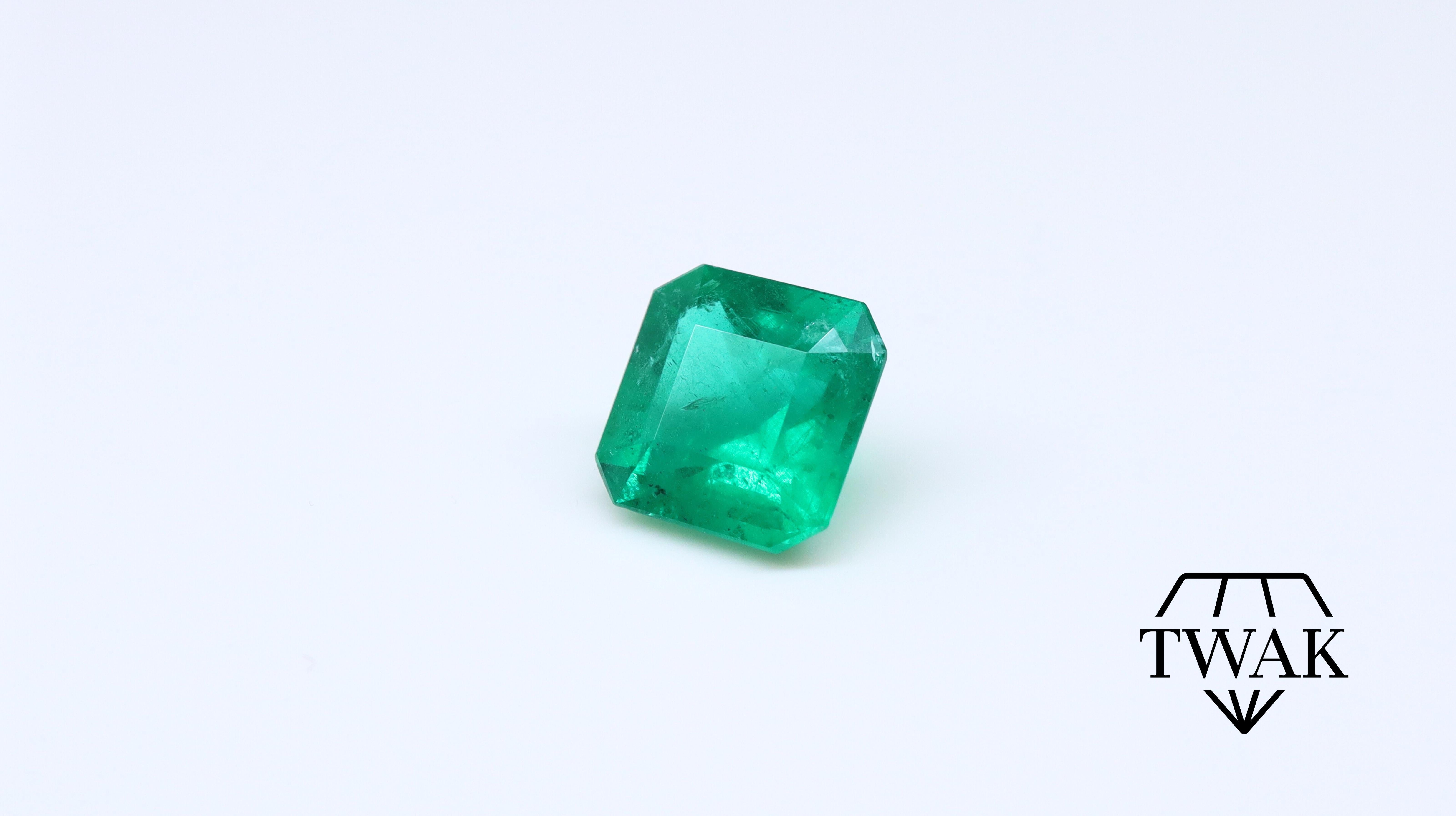 Emerald Cut Emerald ca. 8.5mm 2.41ct For Sale