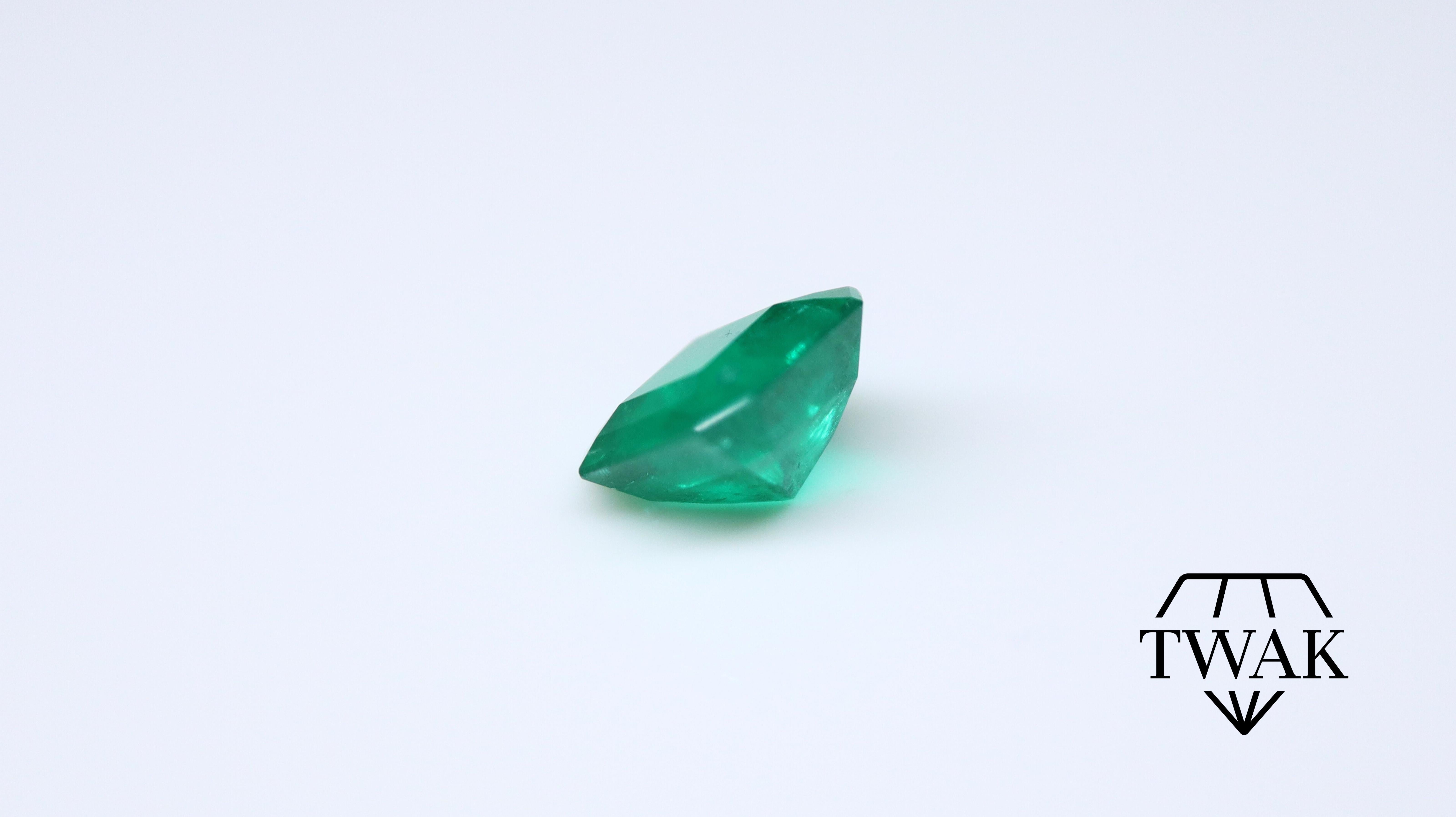 Women's or Men's Emerald ca. 8.5mm 2.41ct For Sale