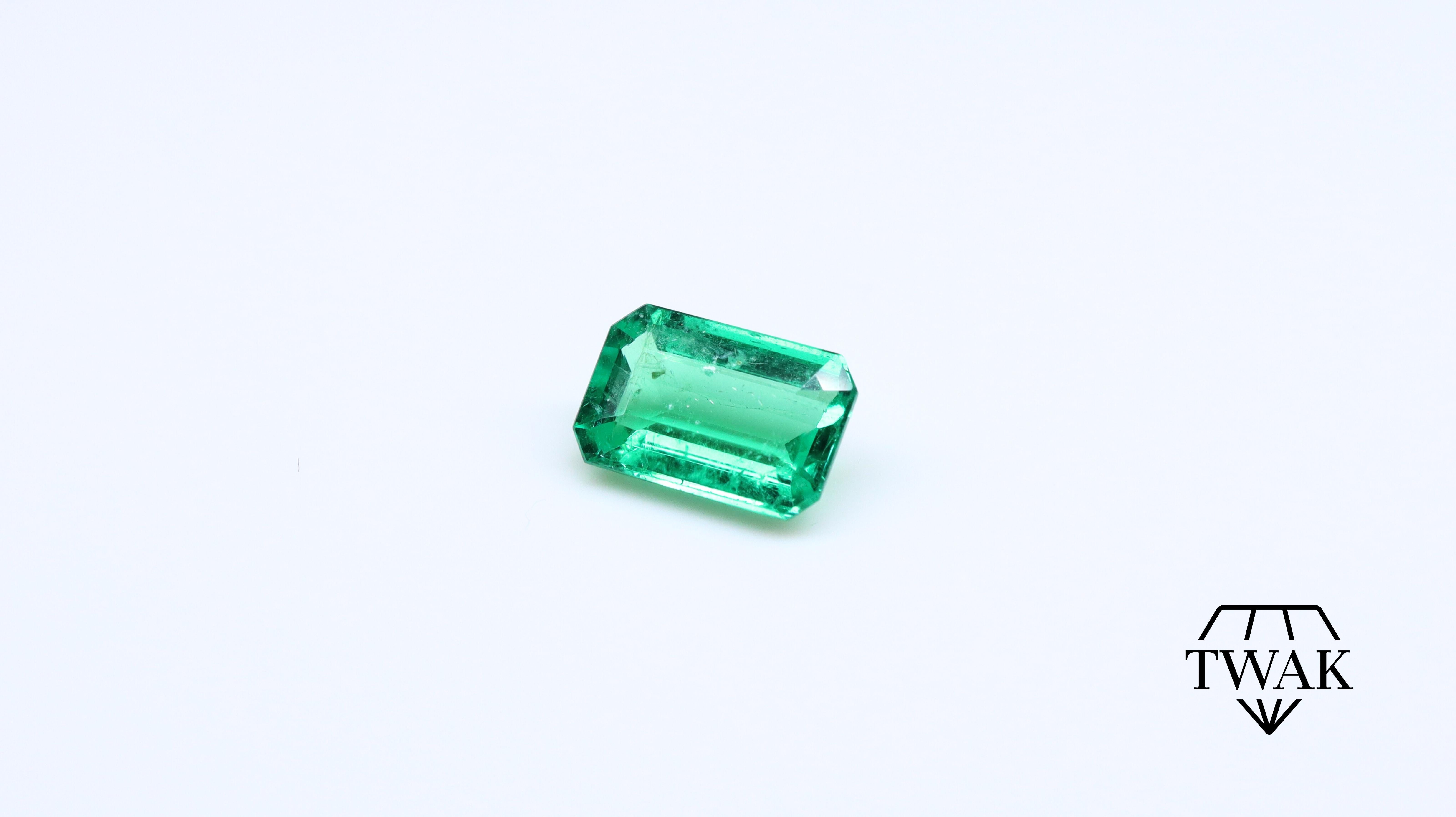 Women's or Men's Emerald ca. 9x6mm 1.44ct For Sale