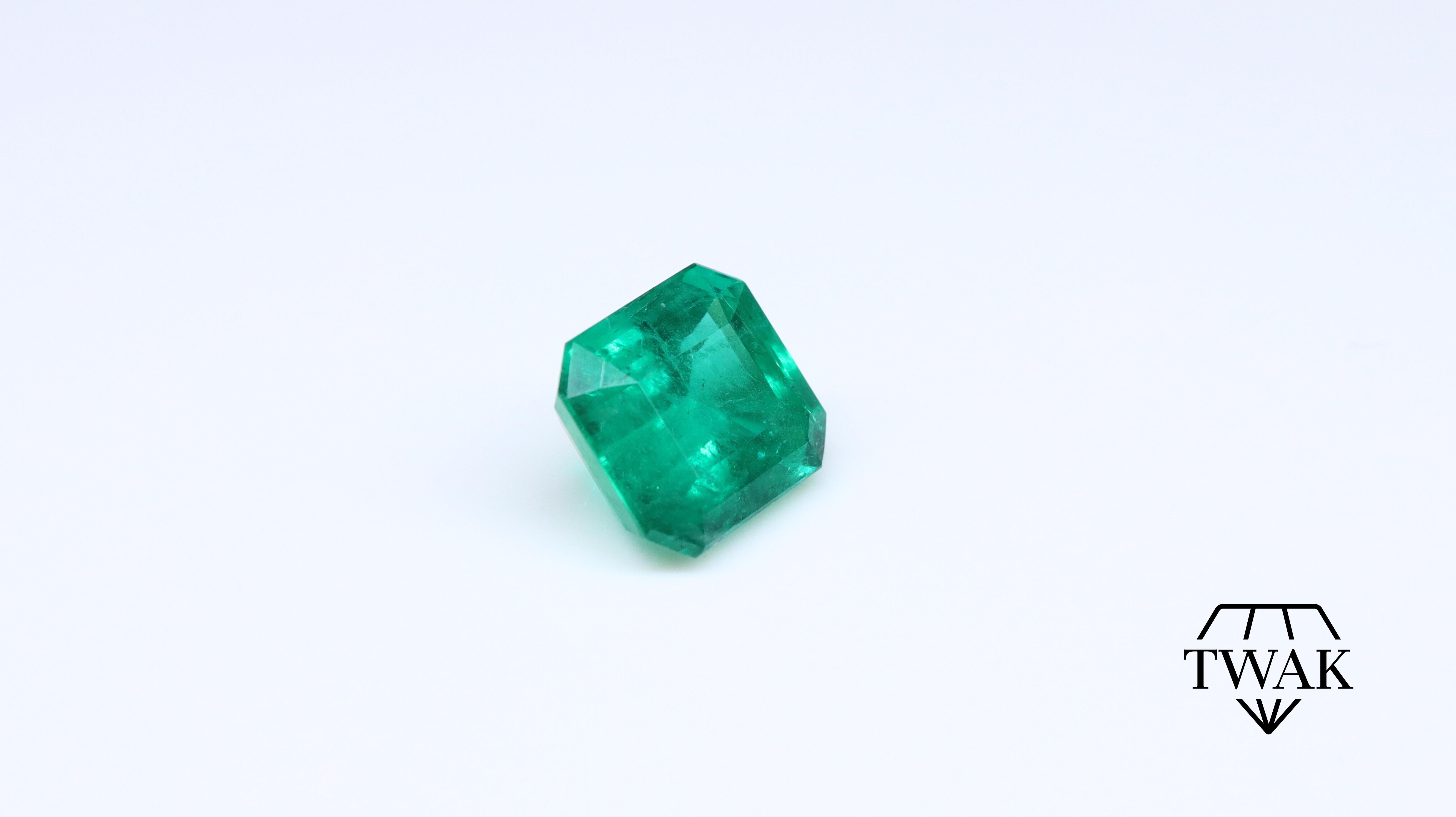 Emerald ca. 9x8mm 2.79ct For Sale 1