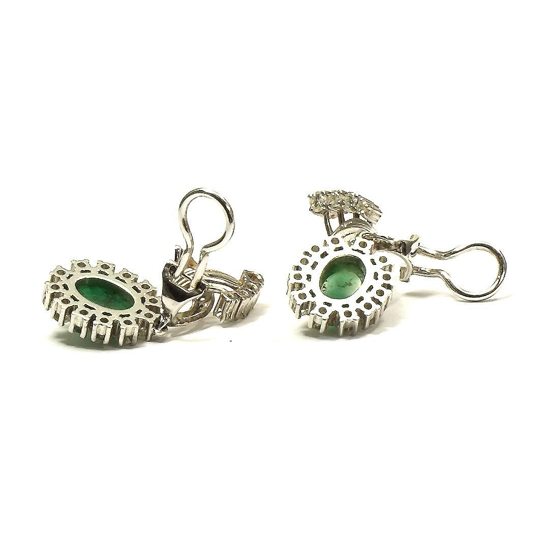 Clips d'oreilles en goutte en or 18 carats avec émeraude cabochon et diamants de 2,6 carats Pour femmes en vente