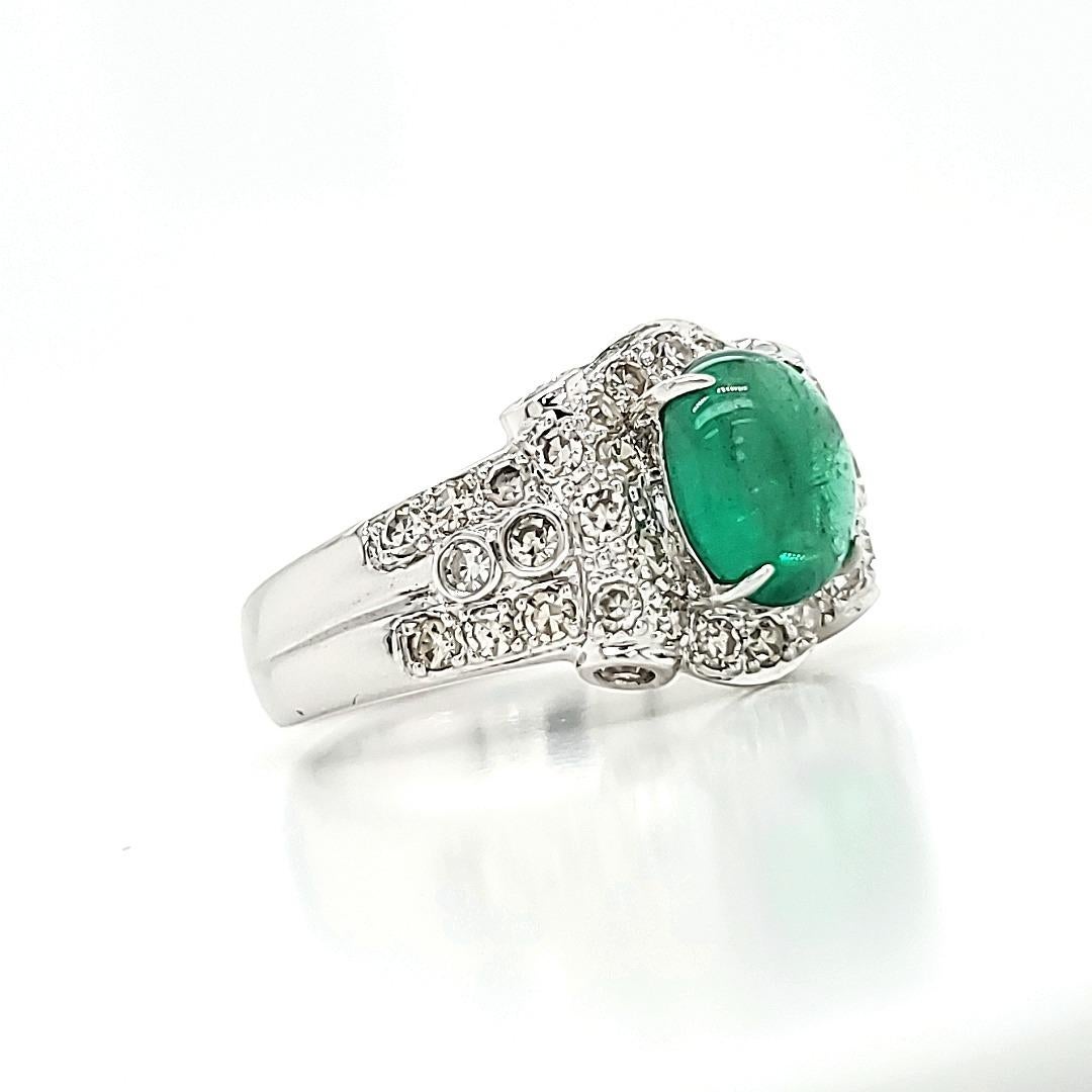 Anillo de compromiso de oro blanco con cabujón de esmeralda y diamantes en venta 5