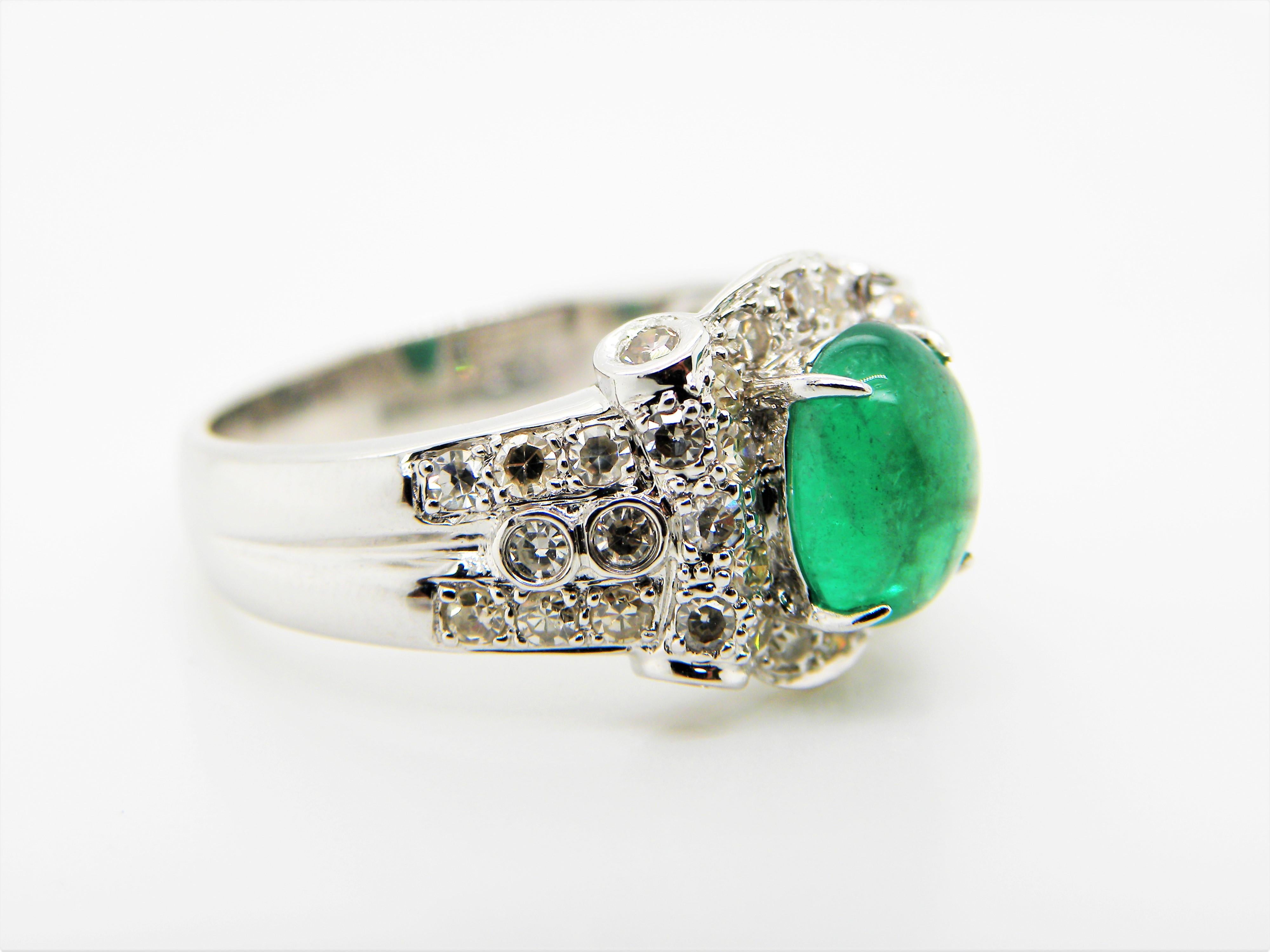 Femenino o masculino Anillo de compromiso de oro blanco con cabujón de esmeralda y diamantes en venta