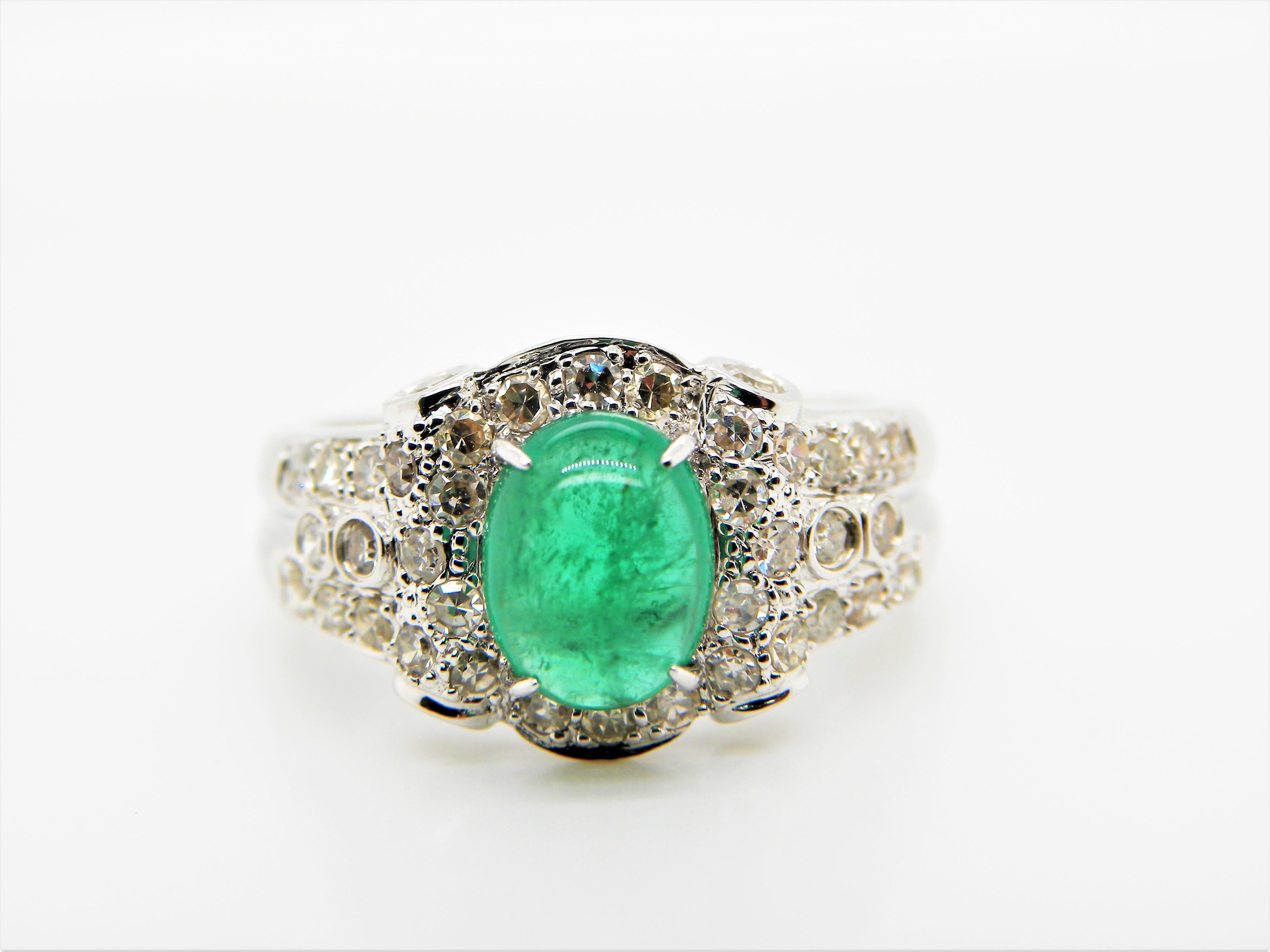 Anillo de compromiso de oro blanco con cabujón de esmeralda y diamantes en venta 3