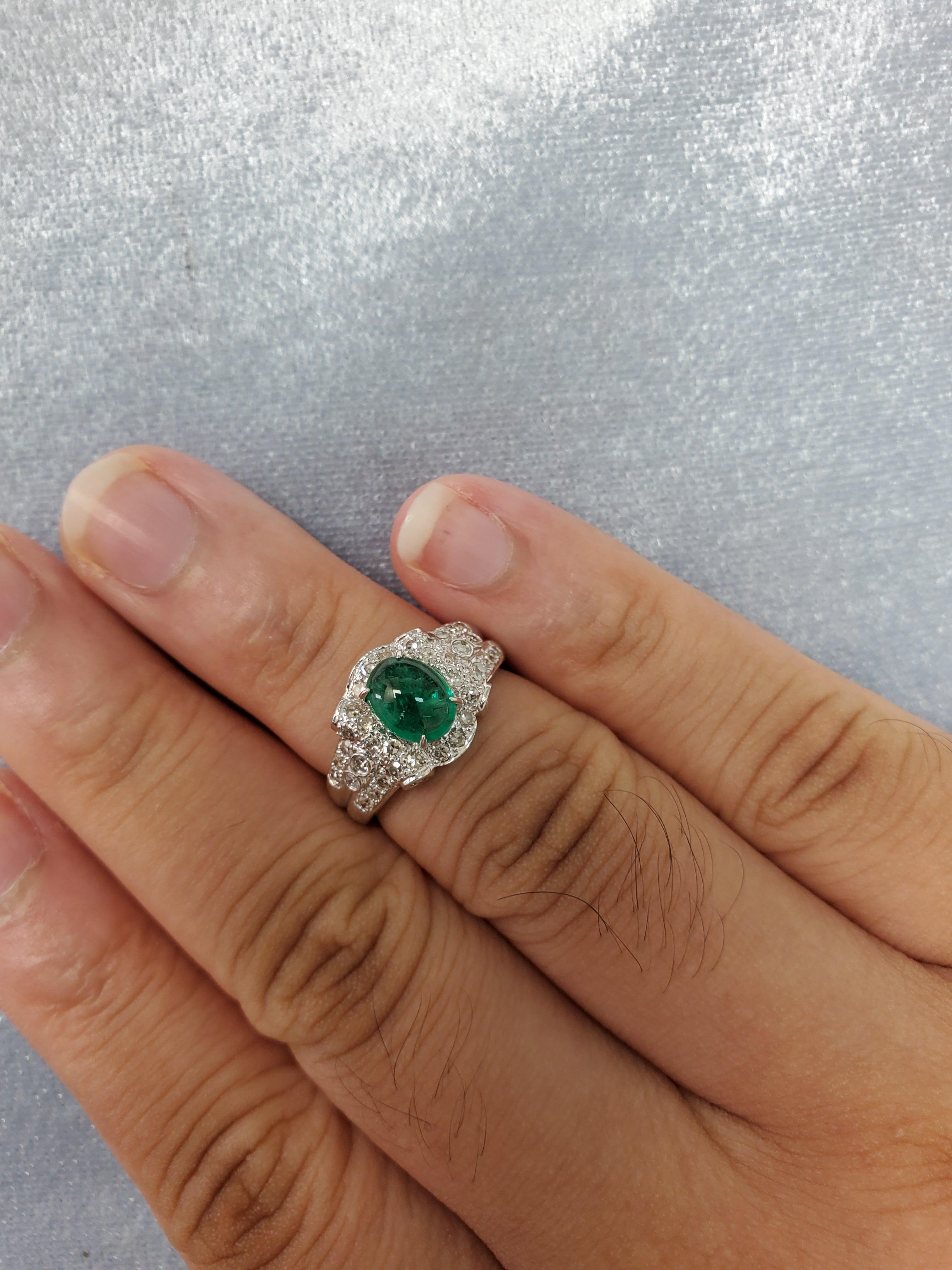 Anillo de compromiso de oro blanco con cabujón de esmeralda y diamantes en venta 4