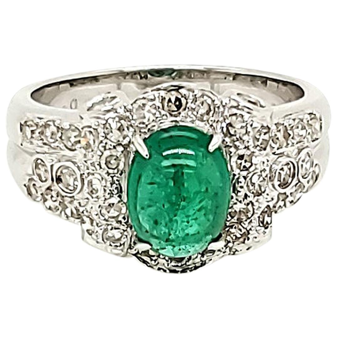 Anillo de compromiso de oro blanco con cabujón de esmeralda y diamantes Cabujón en venta