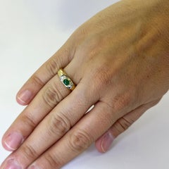 Anello con smeraldo cabochon e diamanti in oro giallo