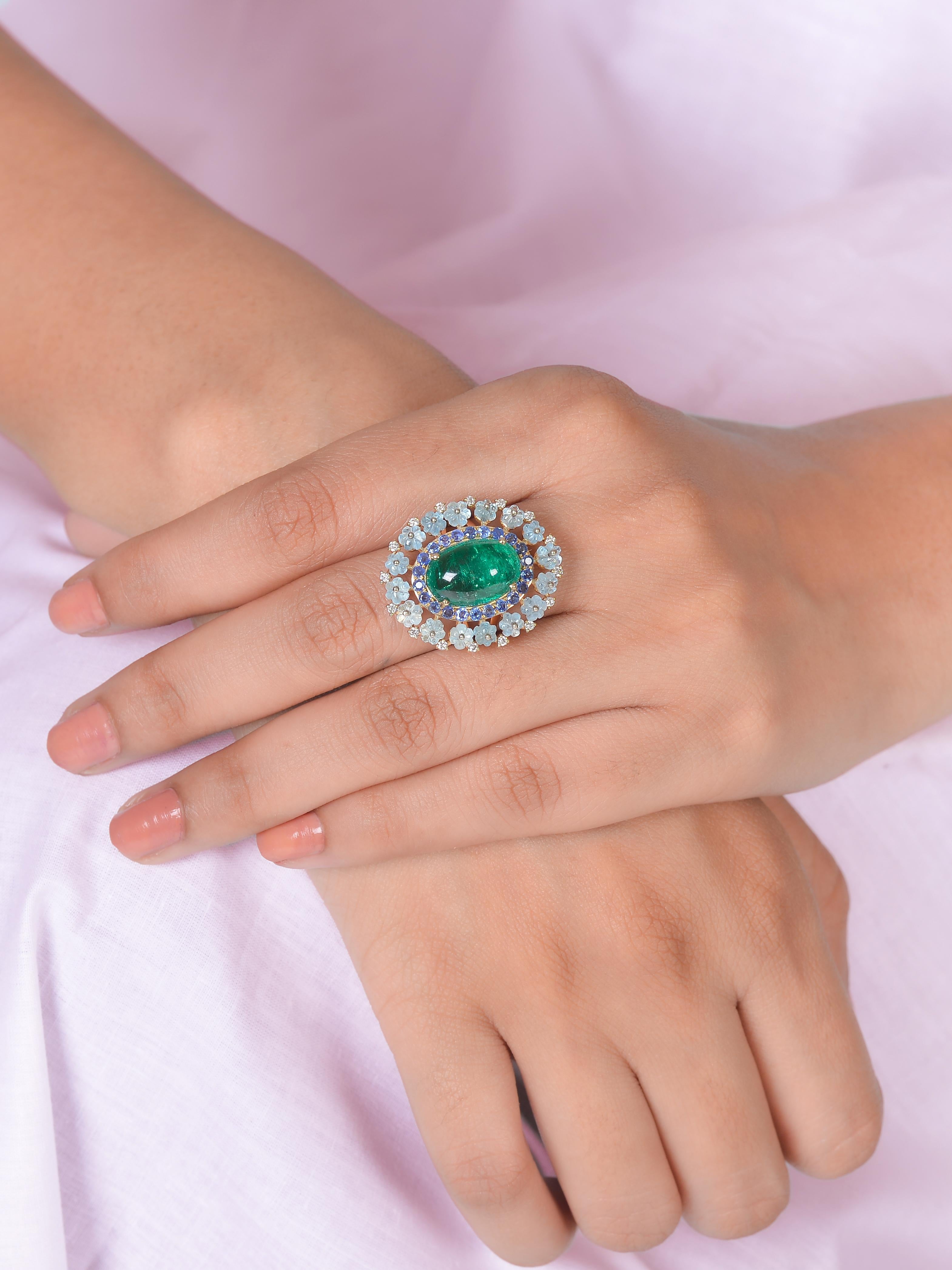 Art Deco Emerald Cabochon Cocktail ring with hand carved aquamarine and diamonds in Gold For Sale