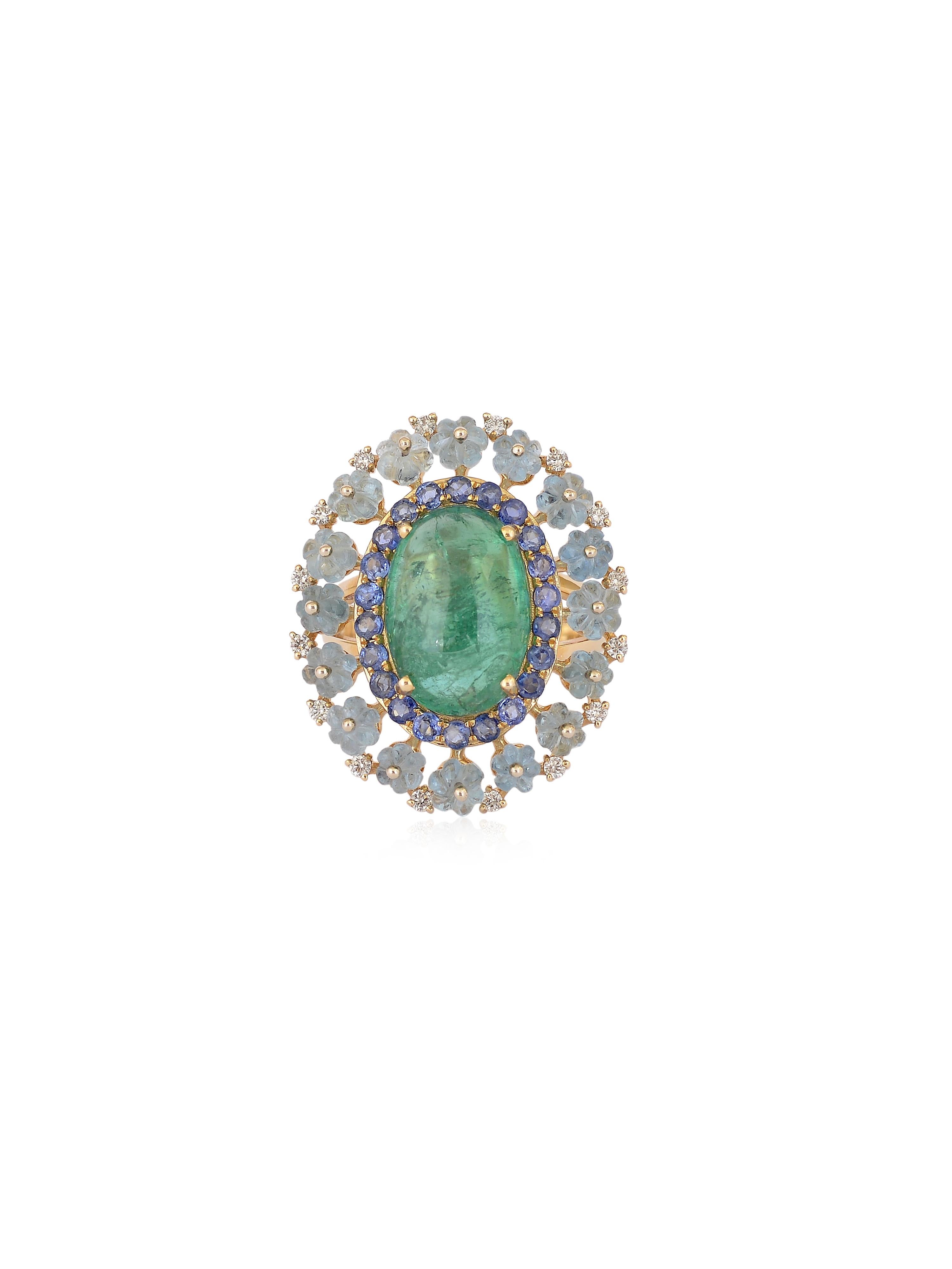 Emerald Cabochon Cocktail ring with hand carved aquamarine and diamonds in Gold In New Condition For Sale In Jaipur, IN