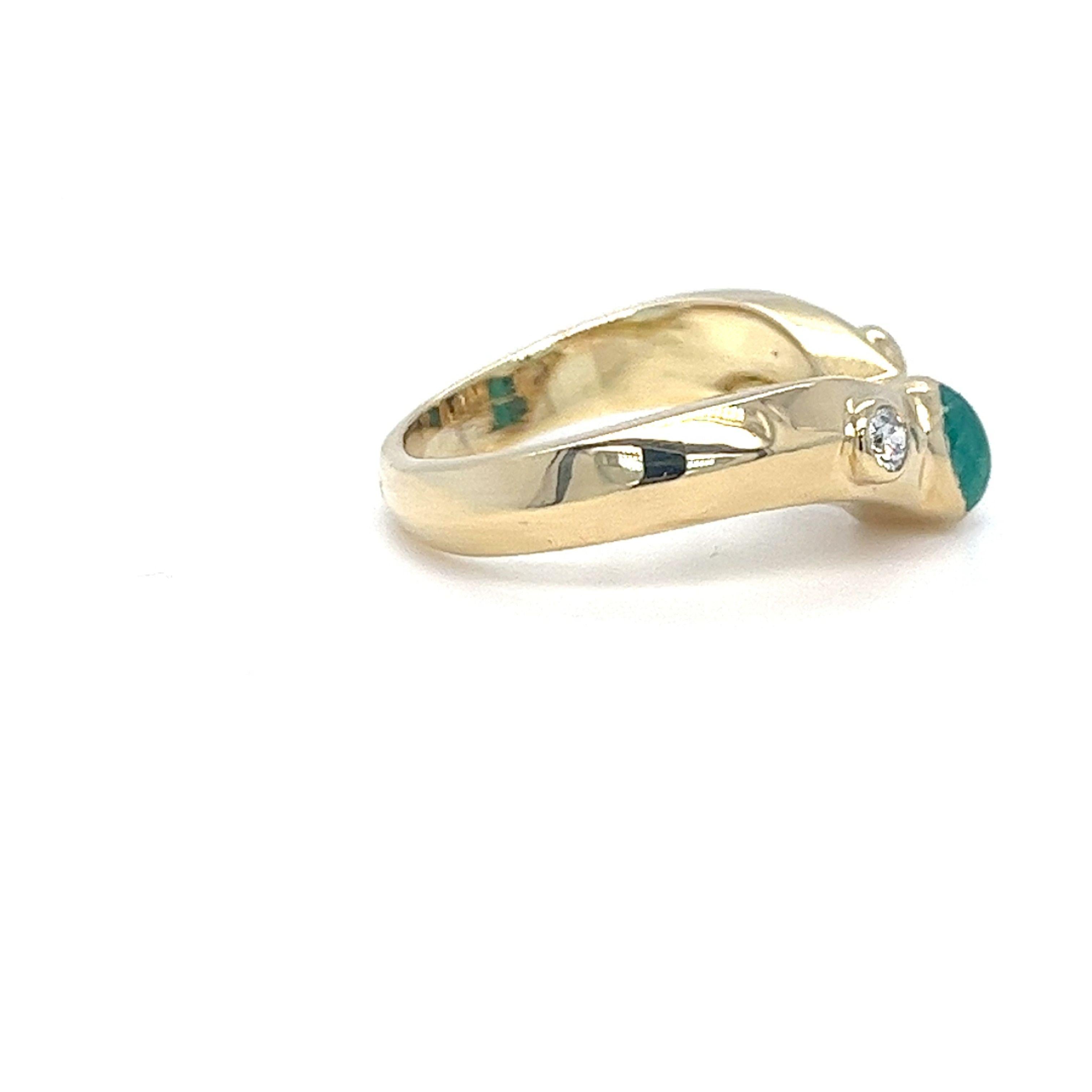 Bracelet incurvé en or jaune 18 carats orné d'une émeraude cabochon de 5,5 mm x 4 mm rehaussée de 2 diamants ronds de taille brillant de pureté VS et de couleur H totalisant 0,20 carats. Doigt 6.5 ; comprend un service de dimensionnement sur