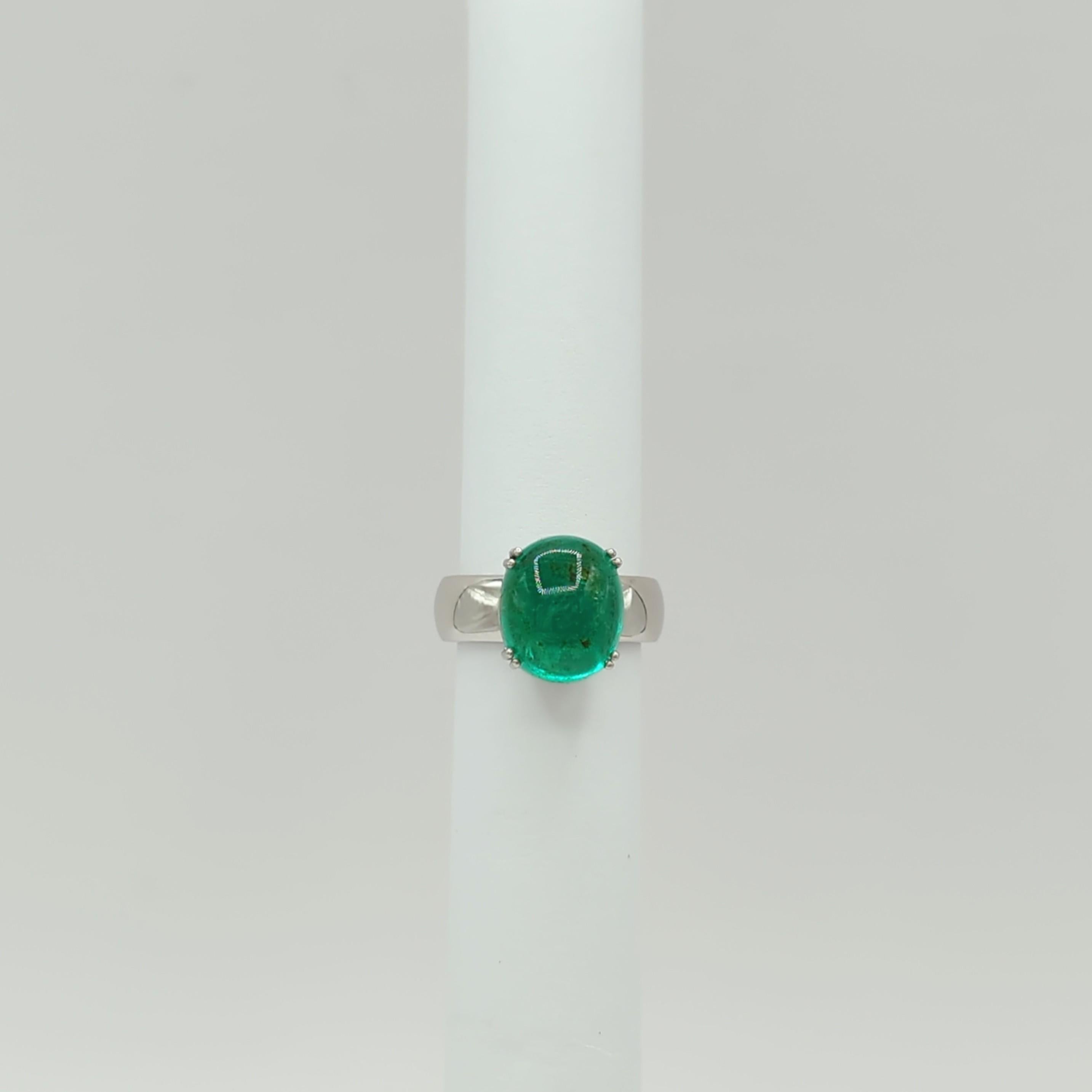 Smaragd-Cabochon-Ring aus 14 Karat Weißgold (Smaragdschliff) im Angebot