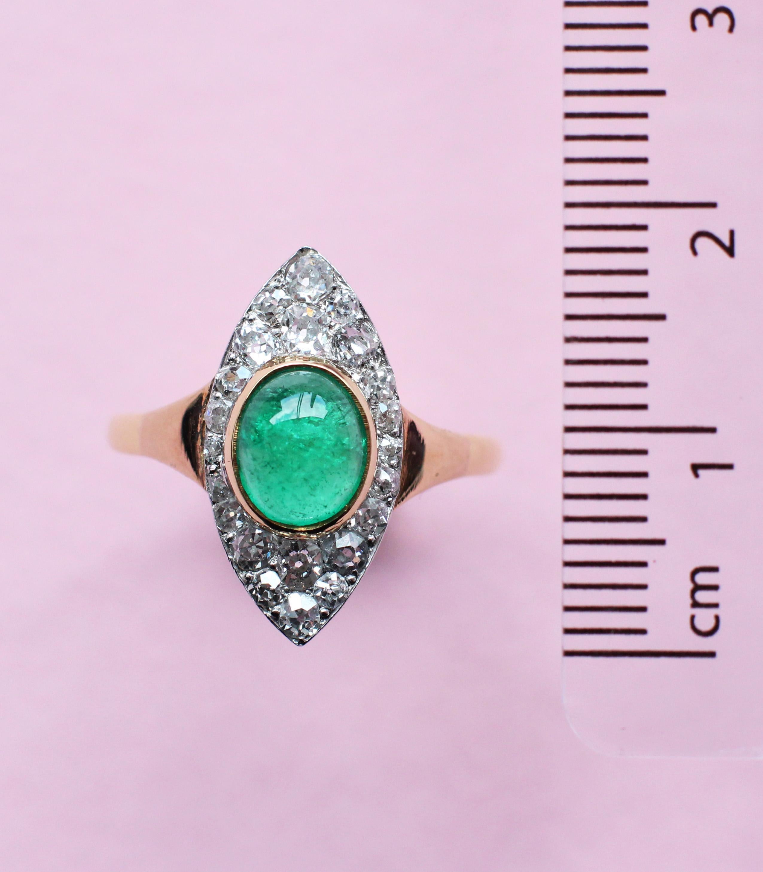 1.17 Carats Emerald Cabochon Ring with Vintage-Style Diamond Cluster In Good Condition For Sale In London, GB