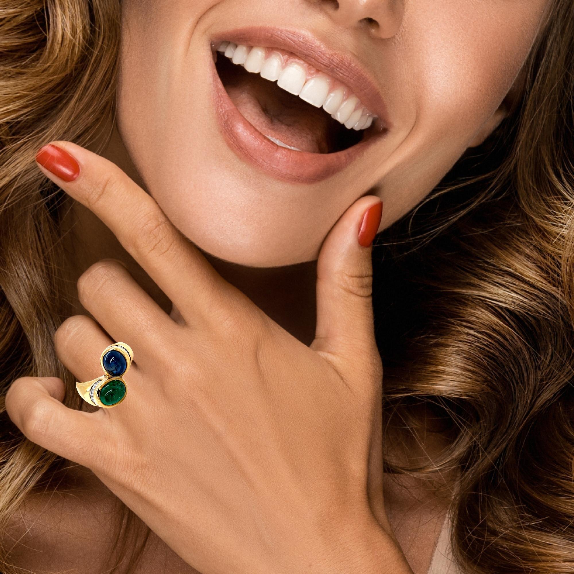 Anello con smeraldo cabochon, zaffiro cabochon e diamante baguette in oro giallo 18 ct. in vendita 4