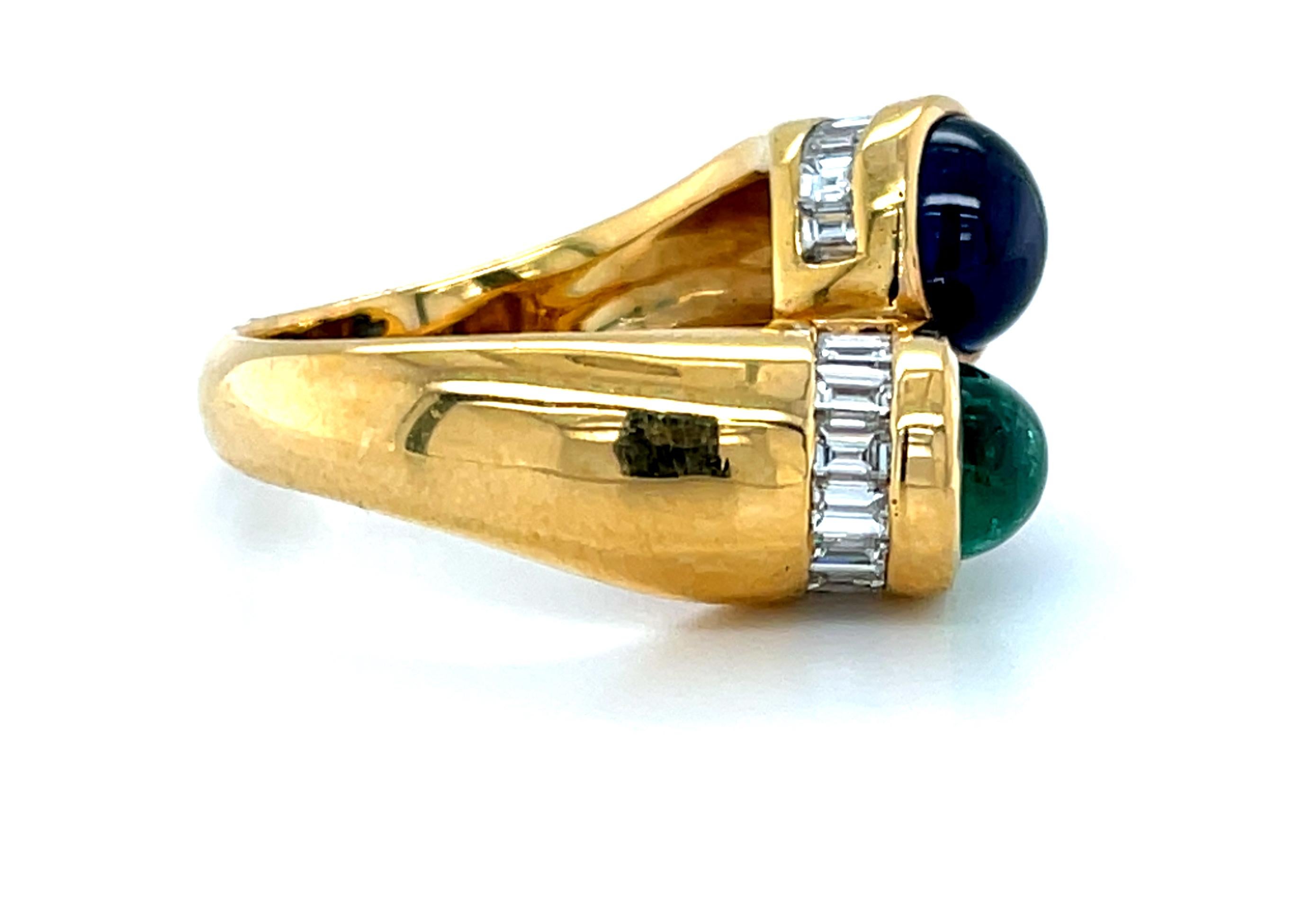 Artigiano Anello con smeraldo cabochon, zaffiro cabochon e diamante baguette in oro giallo 18 ct. in vendita